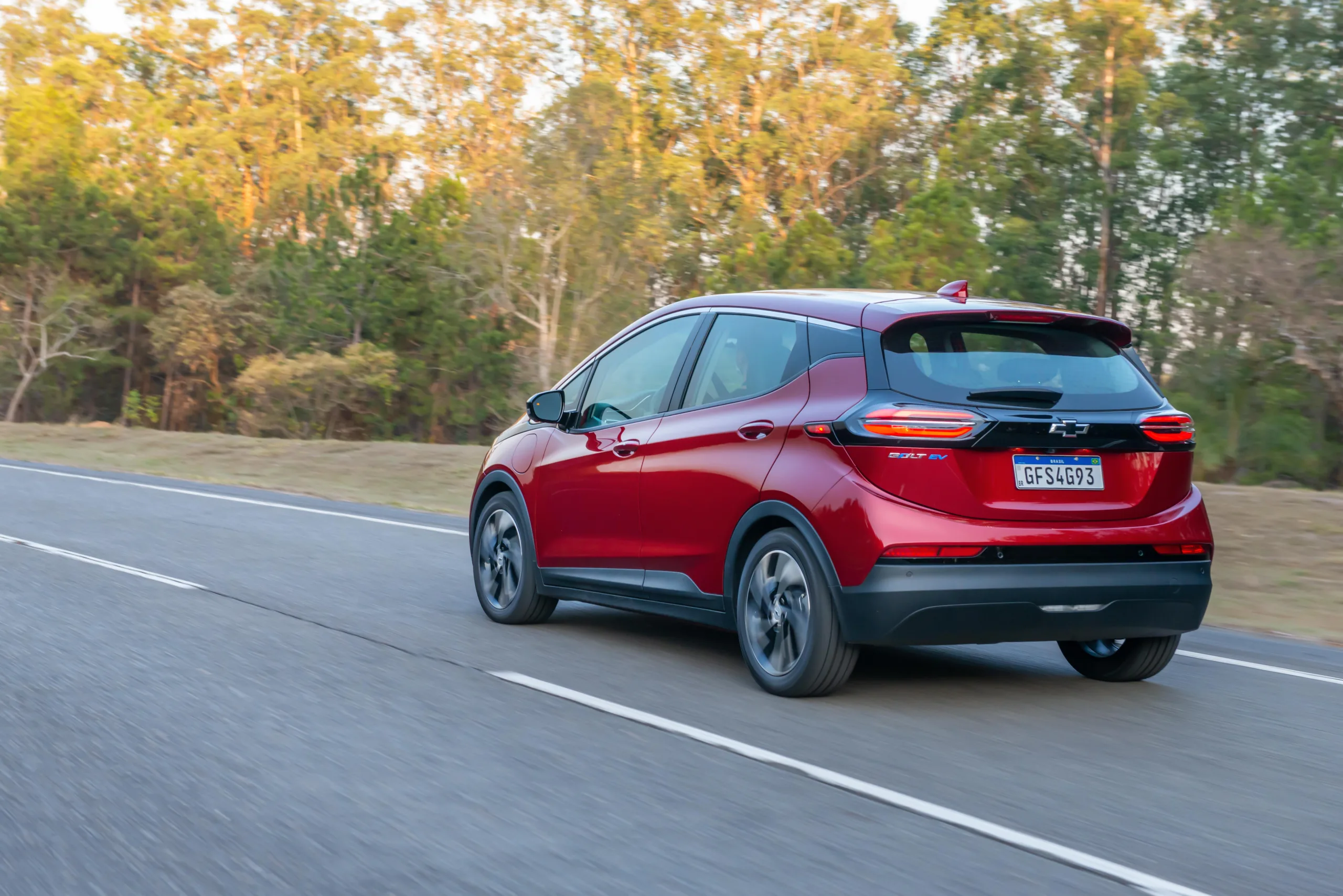O Chevrolet Bolt EV Premier 2022 virou retrato da mudança entre os elétricos no Brasil: custava R$ 329 mil e hoje ocupa uma faixa muito diferente entre os usados.