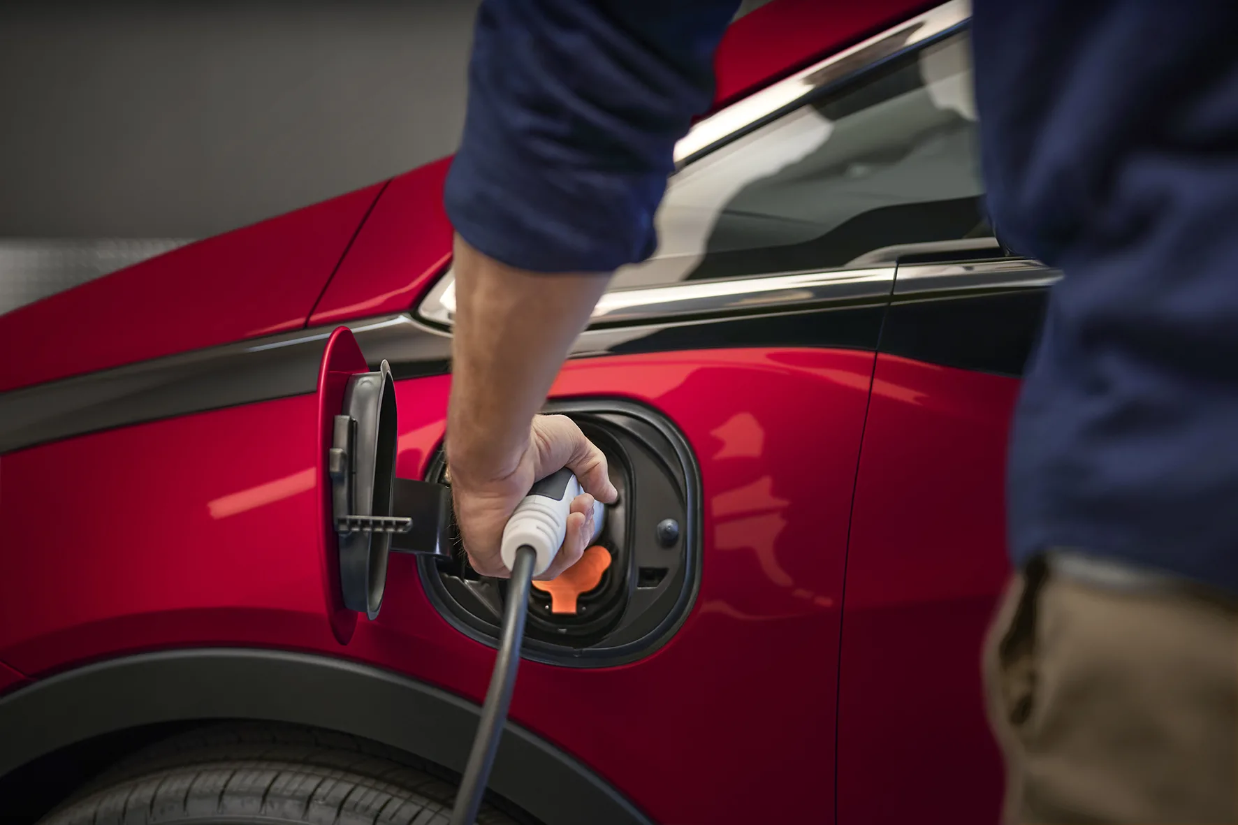 A bateria de 66 kWh oferece autonomia informada de até 390 km, distância que amplia o uso além dos trajetos curtos e ajuda a explicar a proposta mais sofisticada.