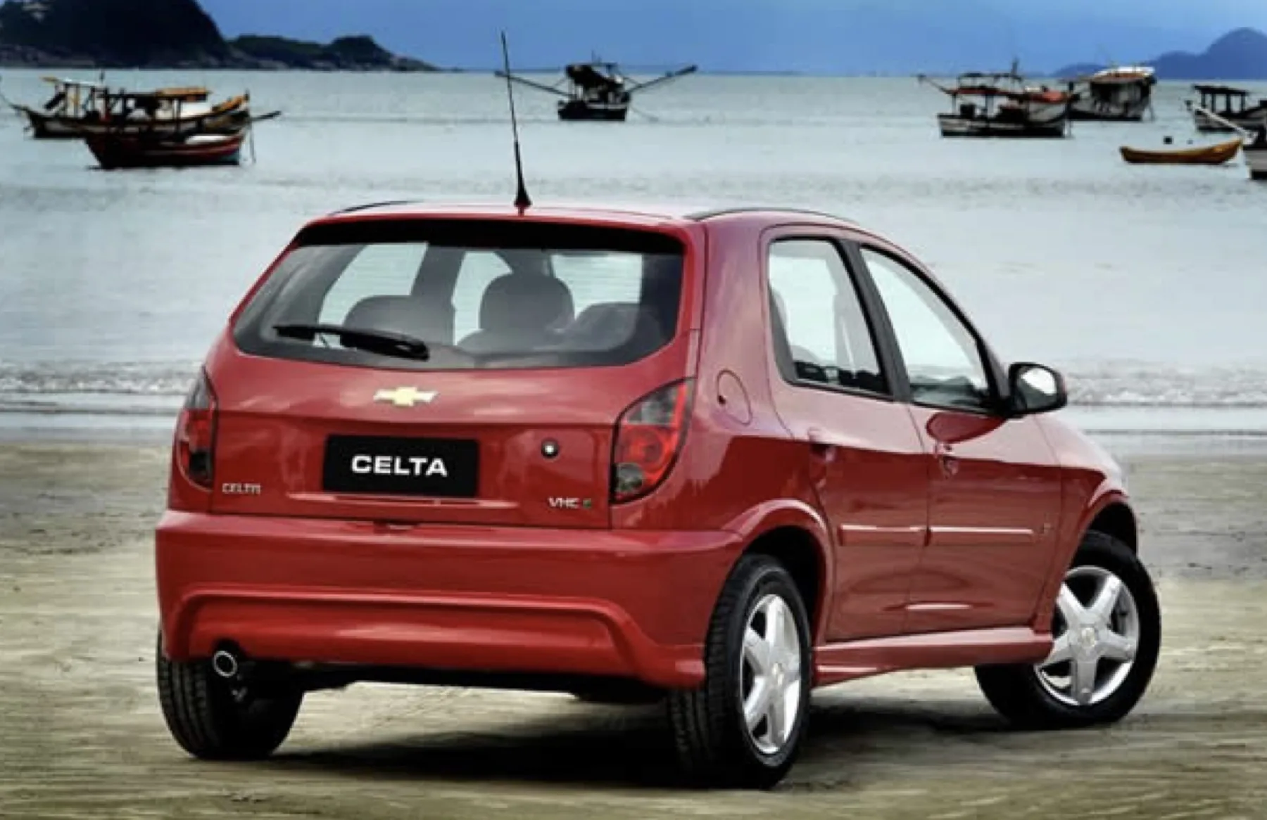 Chevrolet Celta LT 2013 custa cerca de R$ 32 mil, tem motor 1.0 flex de até 78 cv, faz 12,8 km/l e oferece porta-malas de 260 litros.