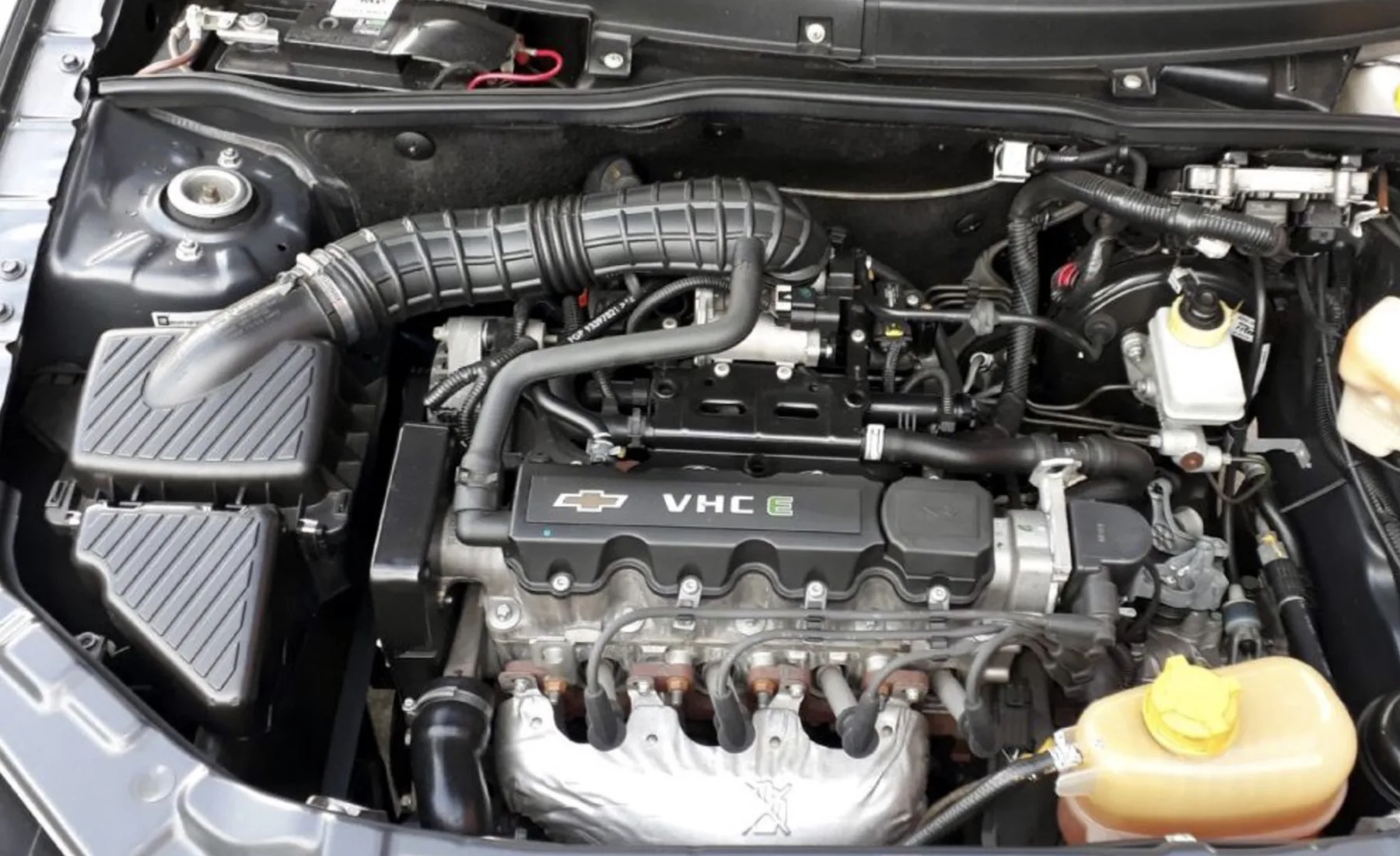 O motor 1.0 flex de até 78 cv trabalha bem na cidade, mas exige reduções de marcha em subidas, ultrapassagens e viagens com o carro cheio.