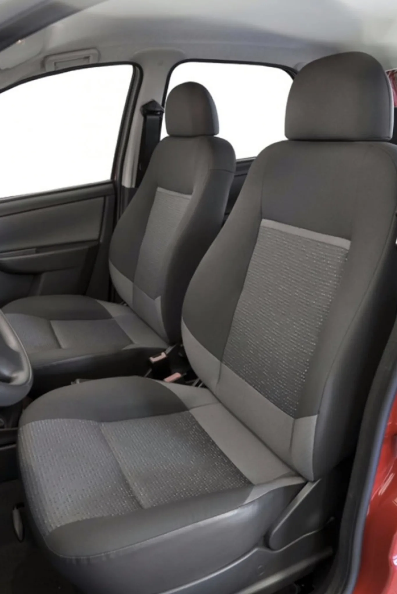 A cabine leva cinco pessoas, mas quatro viajam melhor; o porta-malas de 260 litros atende compras e pequenas bagagens, sem folga para família grande.