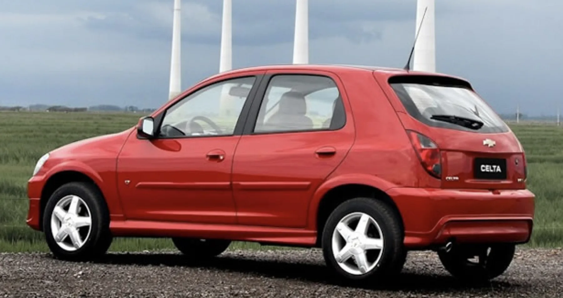 Na cidade, faz 7,6 km/l com etanol e 10,7 km/l com gasolina; na estrada, 8,7 e 12,8 km/l, com tanque de 54 litros.