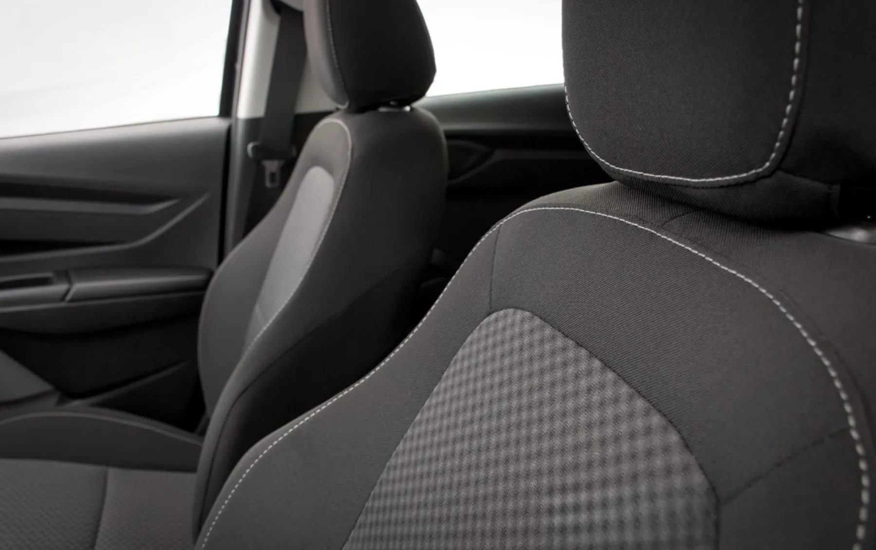 Airbags frontais, ABS, Isofix, ar-condicionado e vidros dianteiros elétricos atendem ao básico, mas faltam controles de estabilidade e multimídia.