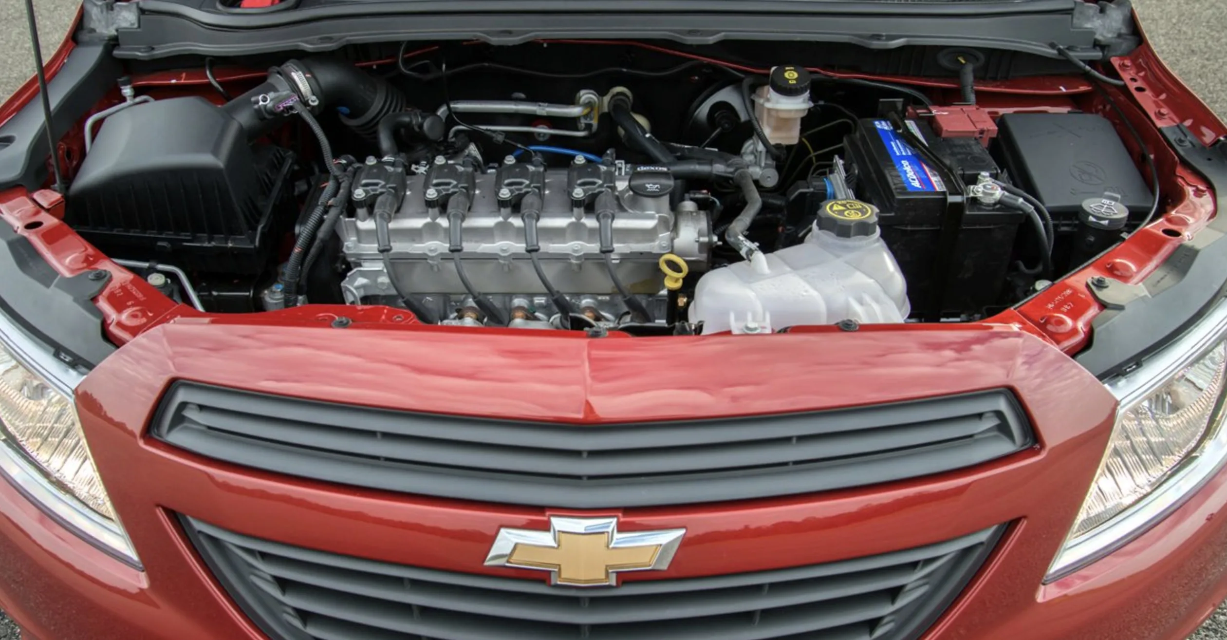 O motor 1.0 flex entrega até 80 cv e trabalha bem no trânsito, mas exige redução de marcha em subidas, ultrapassagens e viagens com bagagem.