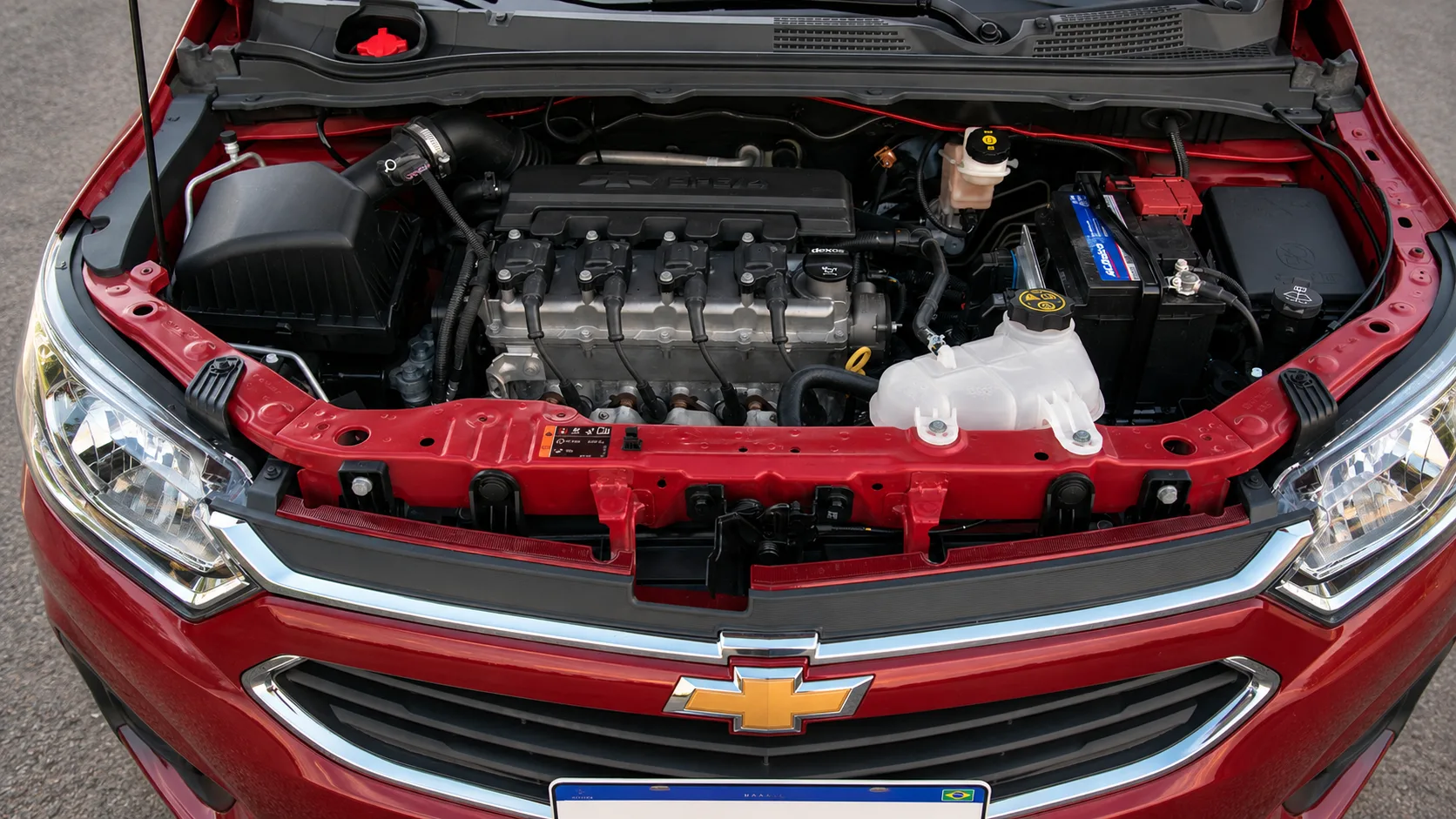 O motor 1.0 flex rende até 80 cv e não esconde sua proposta urbana: no trânsito é leve e fácil de conduzir, enquanto em subidas exige mais giros e uso frequente do câmbio.