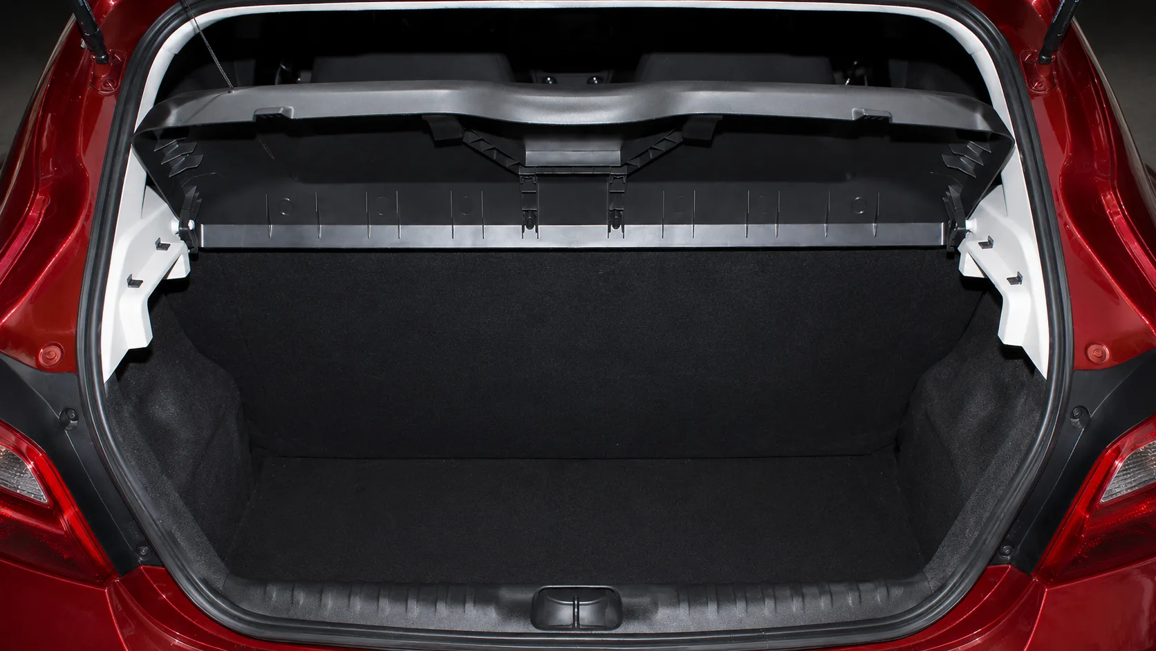 O porta-malas de 280 litros atende bem casal ou viagens curtas, mas com família e muita bagagem o Chevrolet Onix LT 1.0 2019 fica apertado.