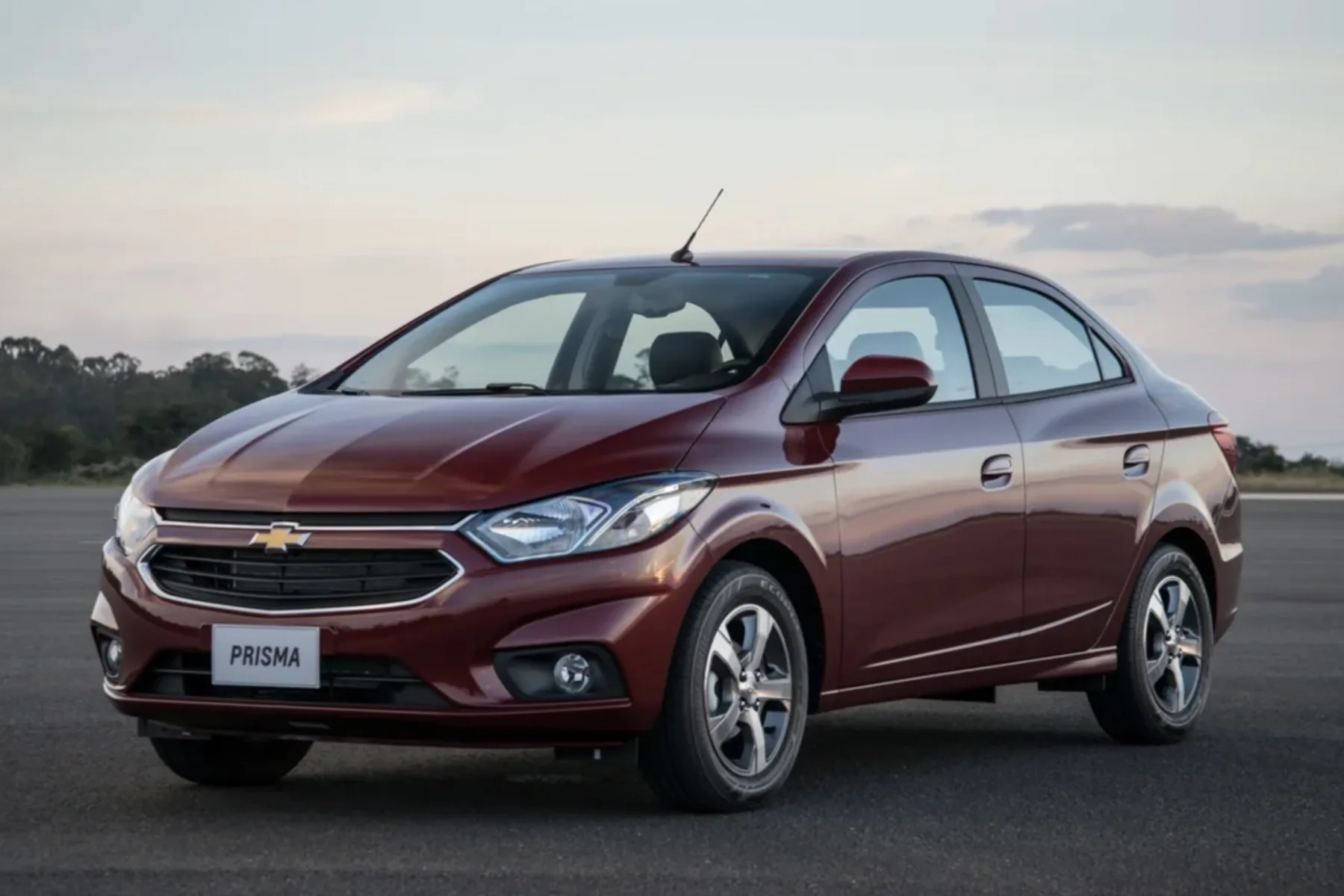 O motor 1.4 de 106 cv não dá sustos, mas responde com vontade no trânsito e mantém ritmo tranquilo na estrada mesmo com a família a bordo.