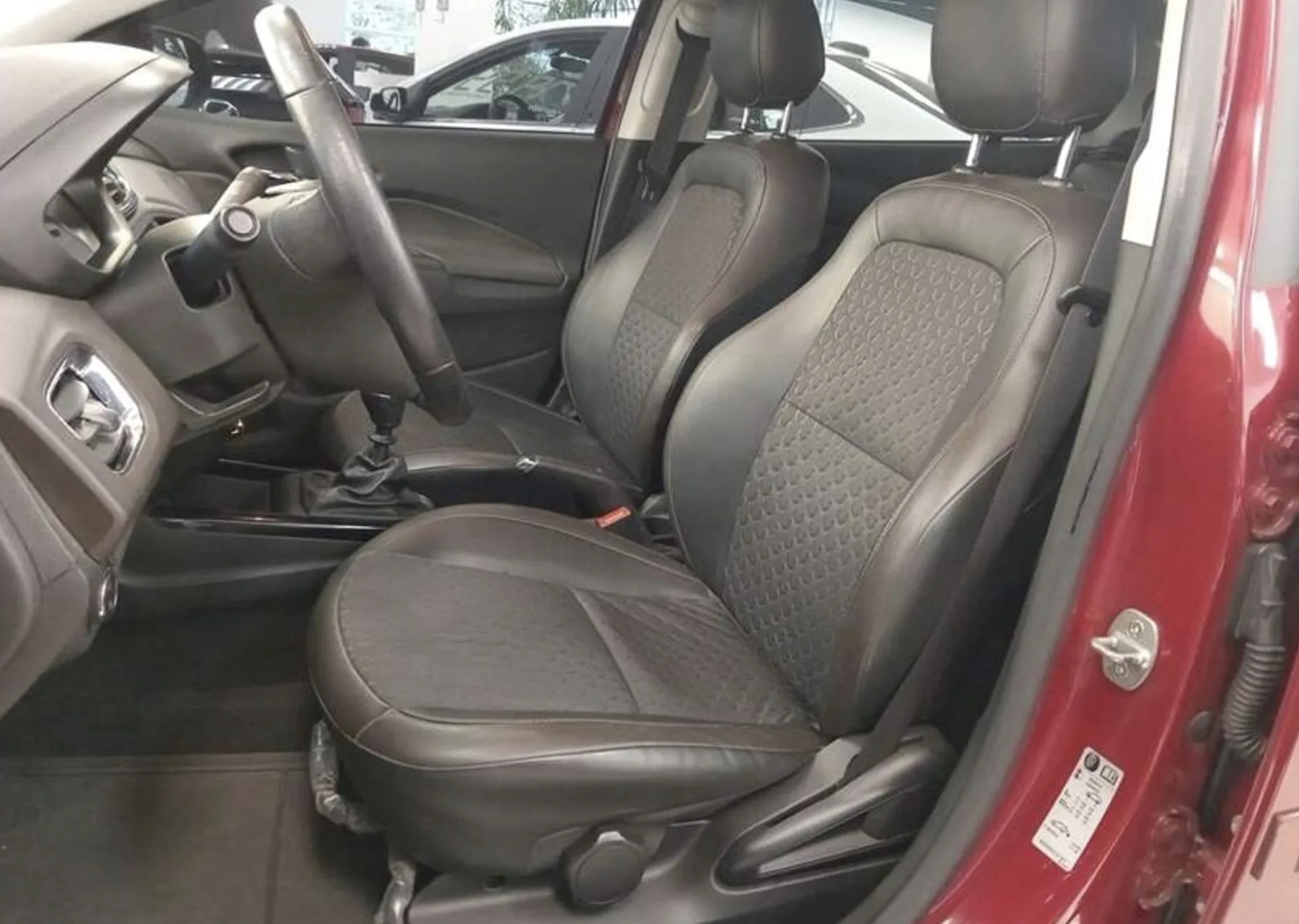 ABS, airbags, câmera de ré, sensores traseiros, ar-condicionado e MyLink formam um pacote simples, mas que continua bastante útil no dia a dia.