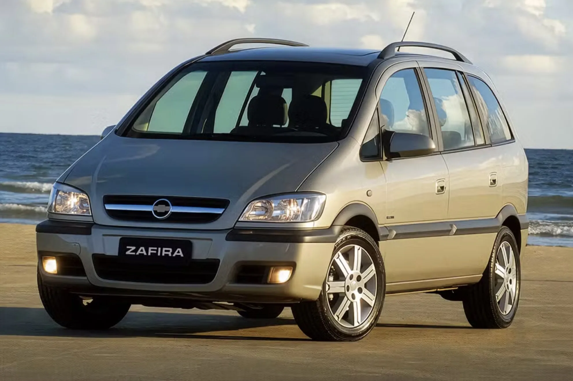 Chevrolet Zafira Elite 2.0 2008 — A Zafira tem aquele talento de carro familiar bem pensado, confortável na estrada e cheia de soluções para bancos e bagagens que deixam uma viagem longa menos cansativa.