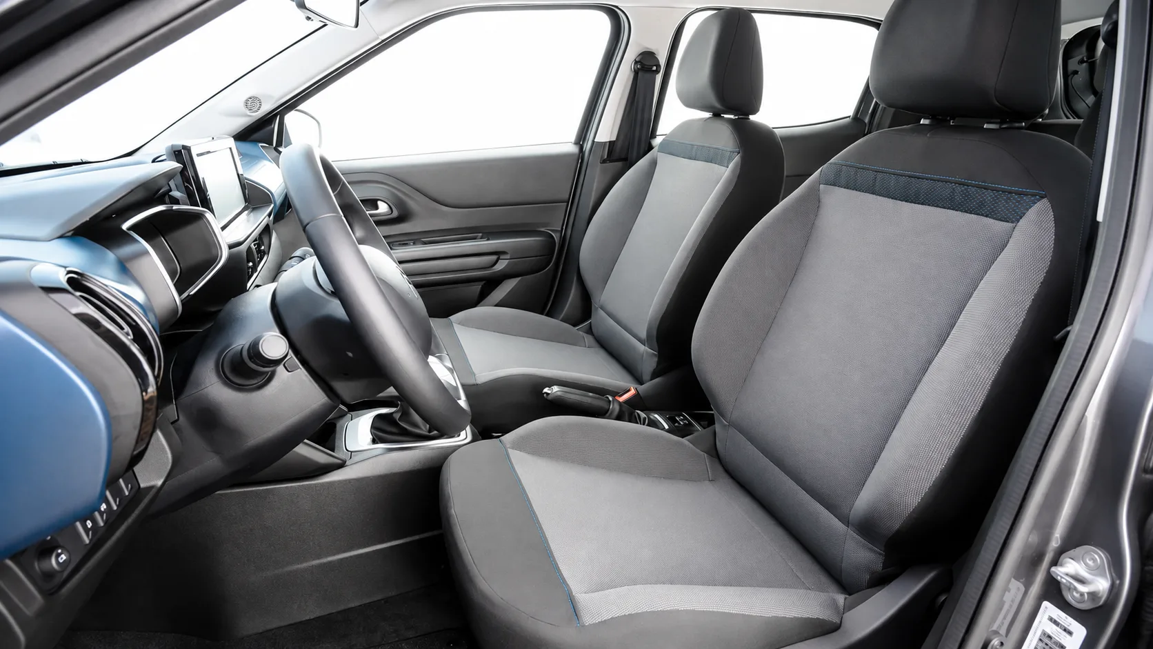 Na tecnologia, o Citroën C3 Live Pack 2024 traz central multimídia de 10 polegadas com Android Auto e Apple CarPlay sem fio, além de computador de bordo e piloto automático.