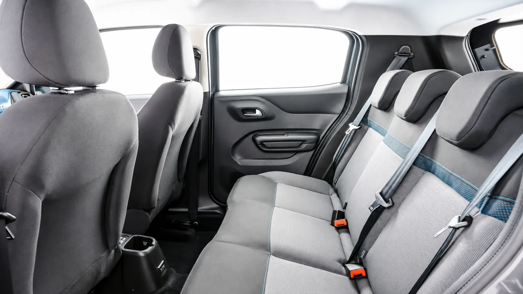Com 2,54 metros de entre-eixos e carroceria alta, o Citroën C3 oferece espaço razoável atrás; para viagens, o porta-malas de 315 litros atende melhor bagagens menores.