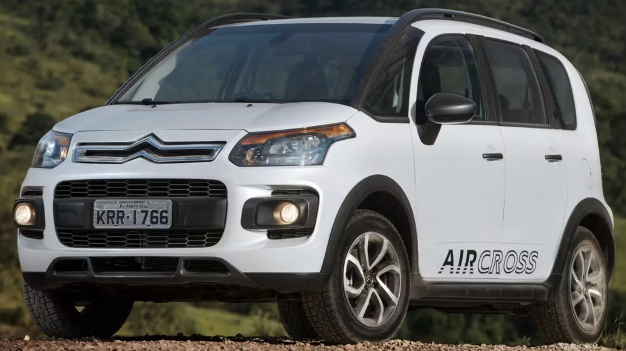 Citroën Aircross GLX 2011 usa motor 1.6 flex de 113 cv, câmbio manual, porta-malas de cerca de 400 litros e combina posição elevada com bom espaço interno.