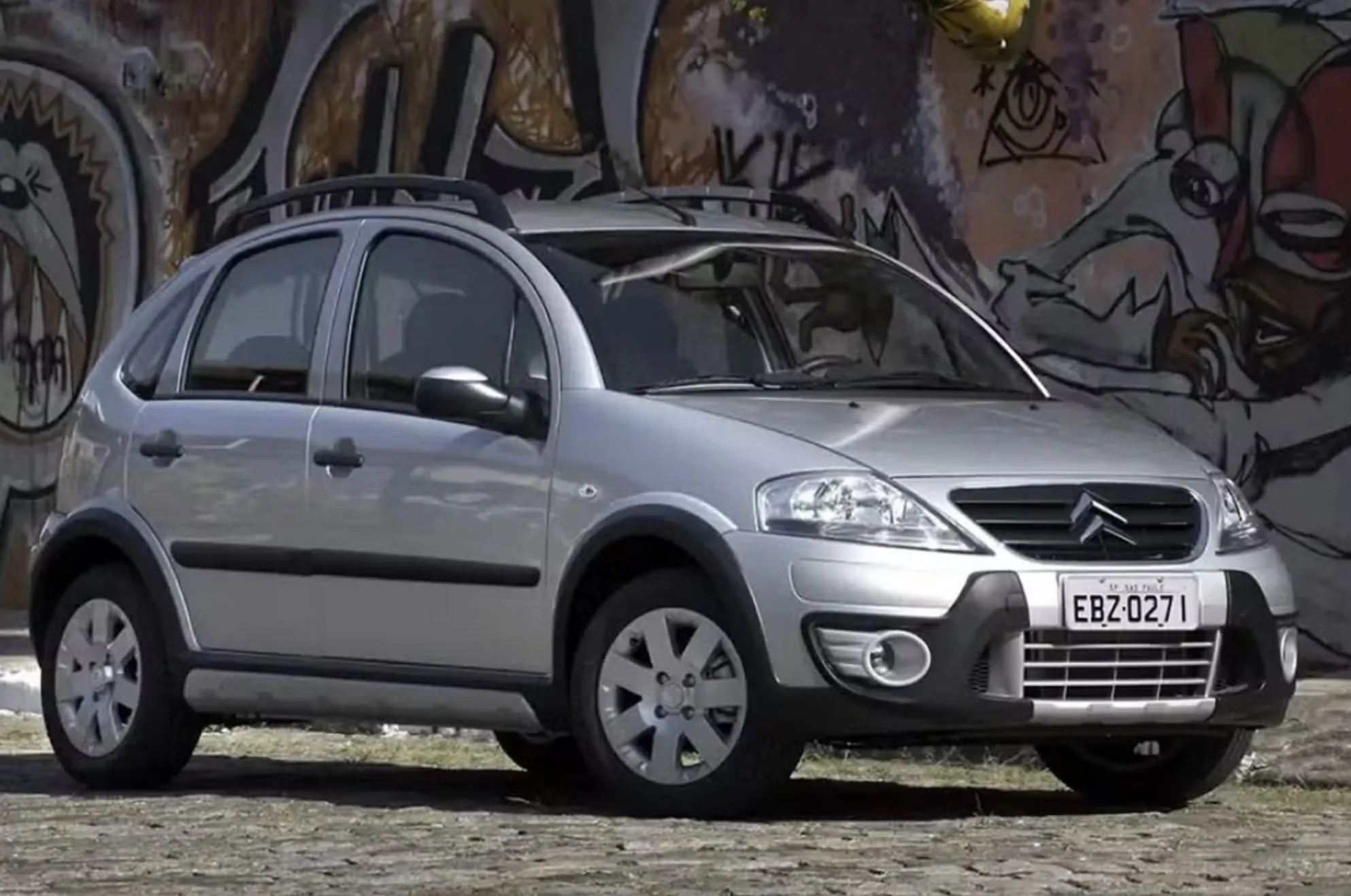 Citroën C3 Exclusive 2011 tem motor 1.6 flex de 113 cv, câmbio manual, porta-malas de 305 litros e bom pacote de equipamentos para um hatch compacto usado.