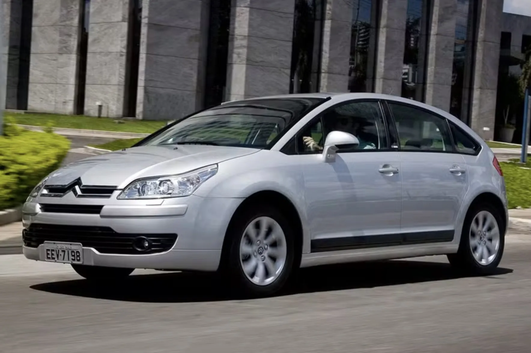 Citroën C4 Exclusive 2011 tem motor 2.0 flex de 151 cv, câmbio manual, porta-malas de 320 litros, bom nível de equipamentos e atenção ao câmbio automático AL4.