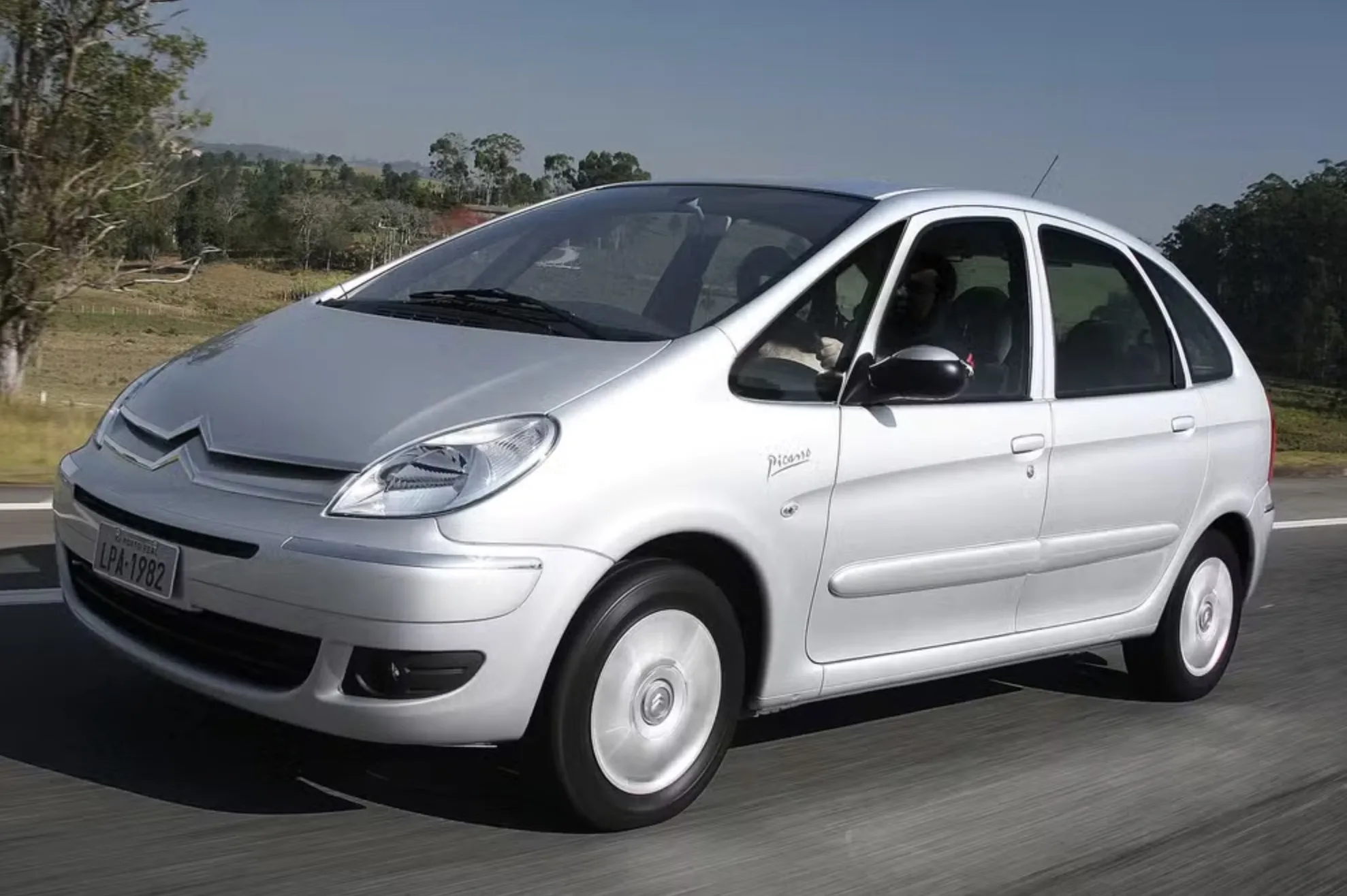Citroën Xsara Picasso GLX 2011 tem motor 1.6 flex de 113 cv, câmbio manual, porta-malas de 550 litros e espaço interno amplo para uso familiar e viagens.