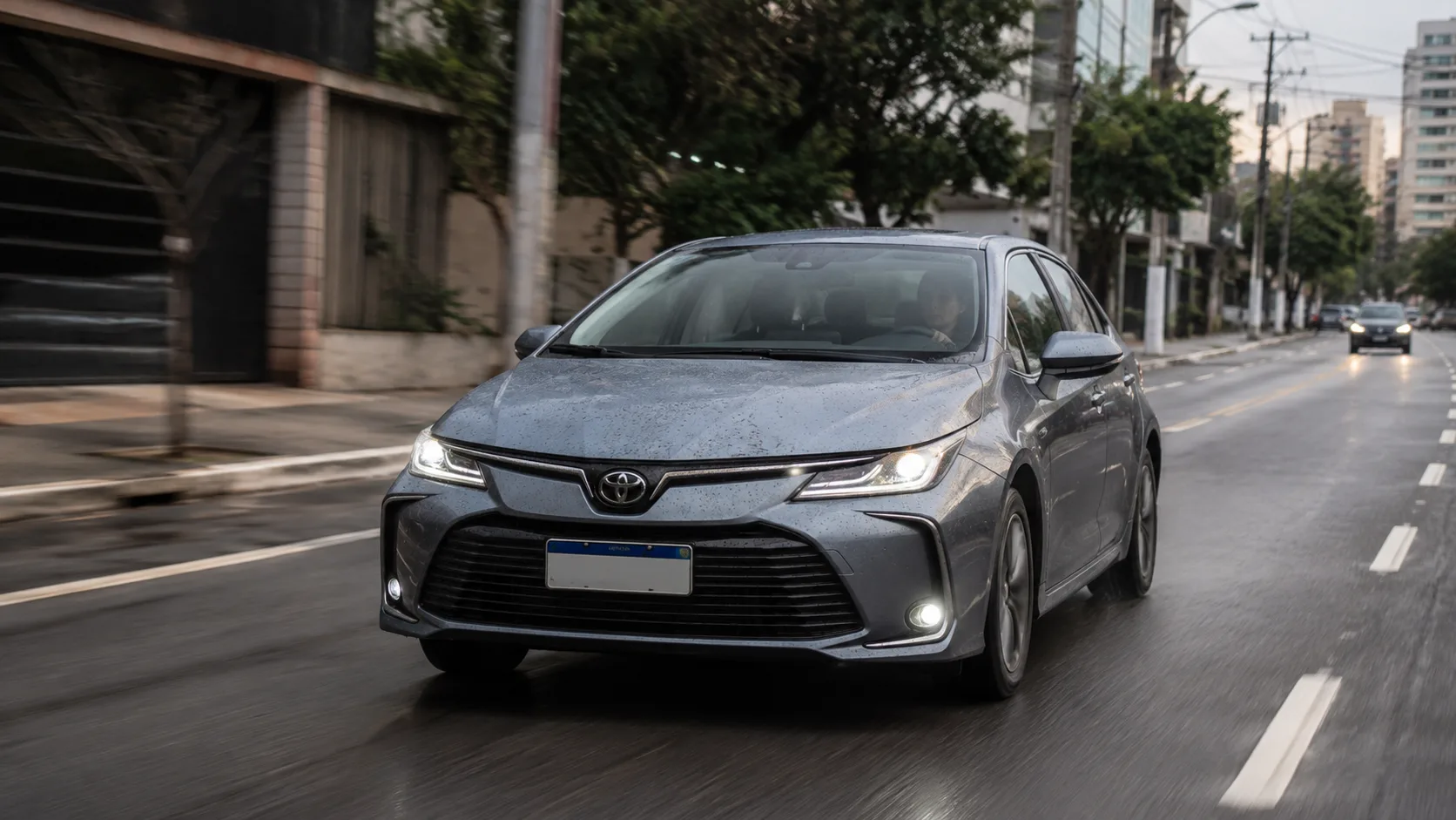 Toyota Corolla Altis Hybrid (2019 em diante) — Silencioso e suave no trânsito, transforma deslocamentos cansativos em uma experiência muito mais calma e agradável.