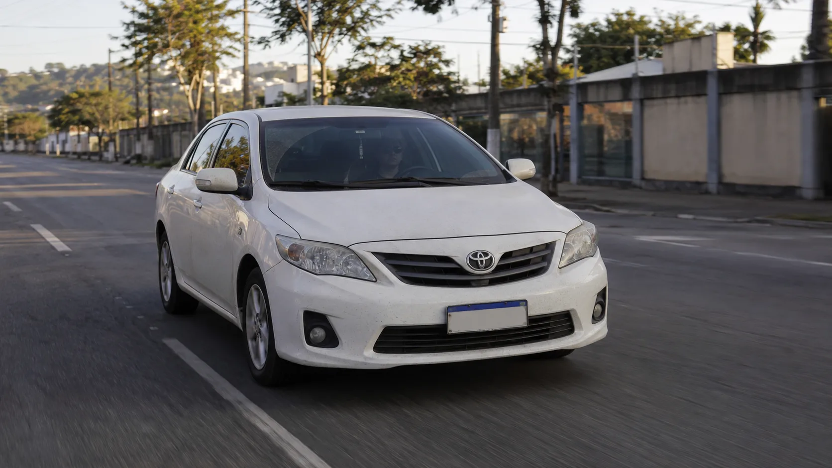 Toyota Corolla XEi (2014 a 2020) — Macio, silencioso e agradável de dirigir, encara trânsito e estrada com uma naturalidade que explica sua fama.