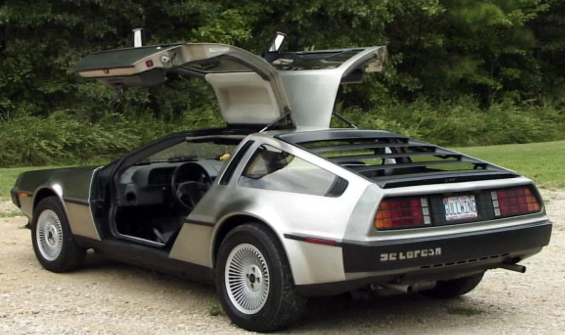 O DeLorean DMC-12, lançado em 1981, tinha um design inovador, com portas