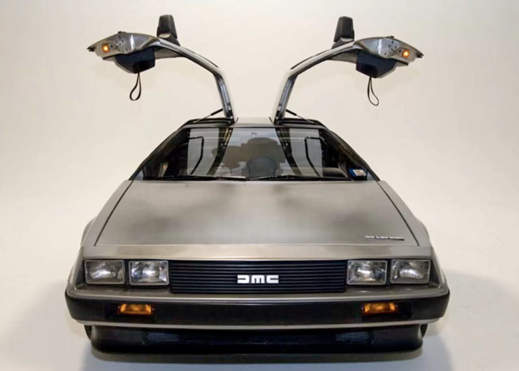 A DeLorean Motor Company foi fundada em 1975 por John DeLorean, após sua saída da General Motors. Sua visão era criar um carro esportivo inovador, unindo design futurista e eficiência.