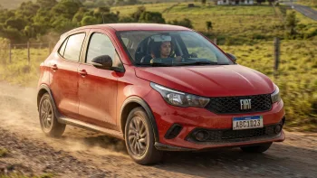 Ele custa cerca de R$ 78 mil, tem motor 1.3 de 107 cv, câmbio manual, 186 mm de vão livre e porta-malas de 300 litros; Fiat Argo Endurance 2025 disputa espaço com Volkswagen Polo Robust