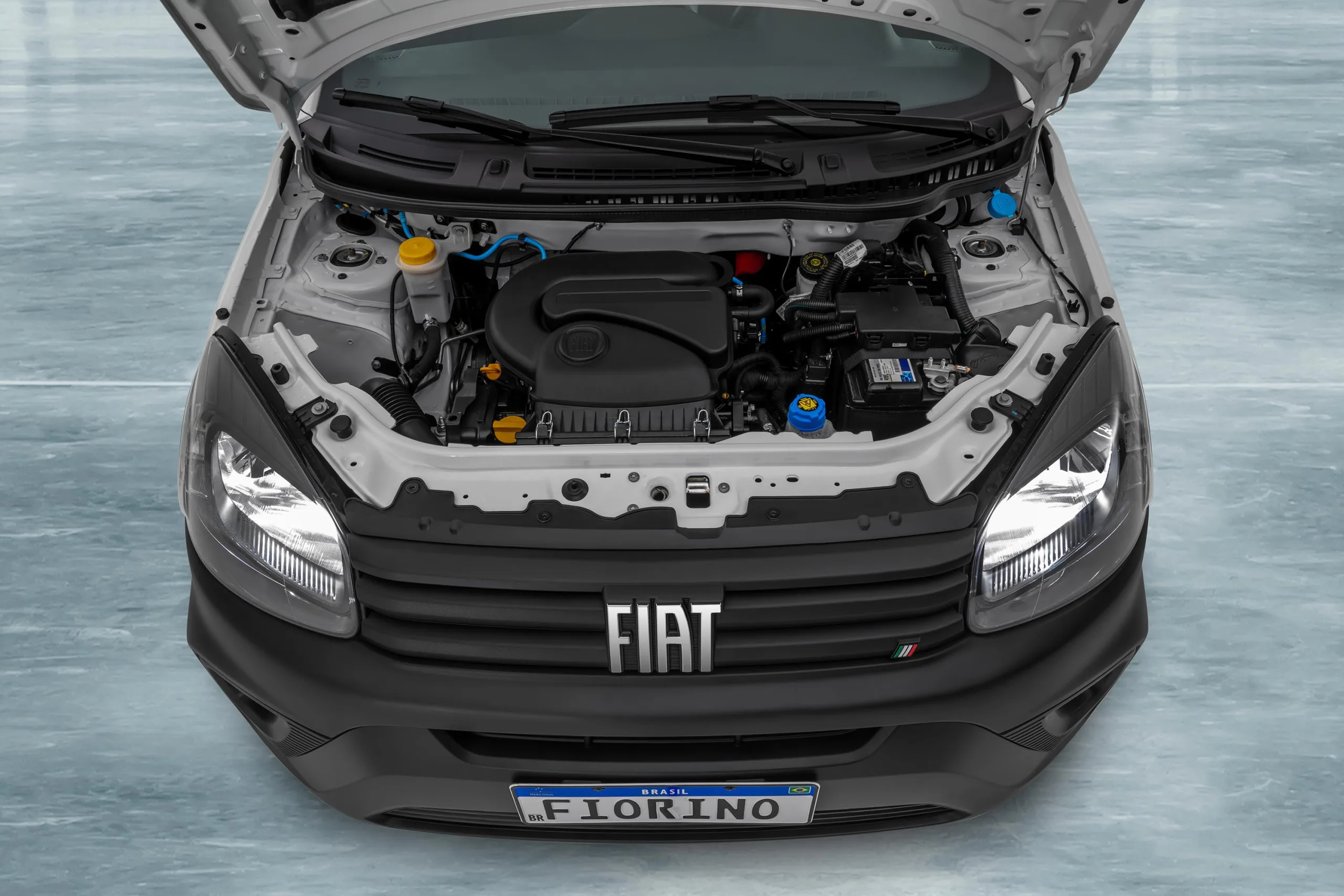 O motor 1.4 tem 86 cv com etanol e 84 cv com gasolina, e com carga ela pede redução de marcha, paciência nas subidas e calma nas retomadas.