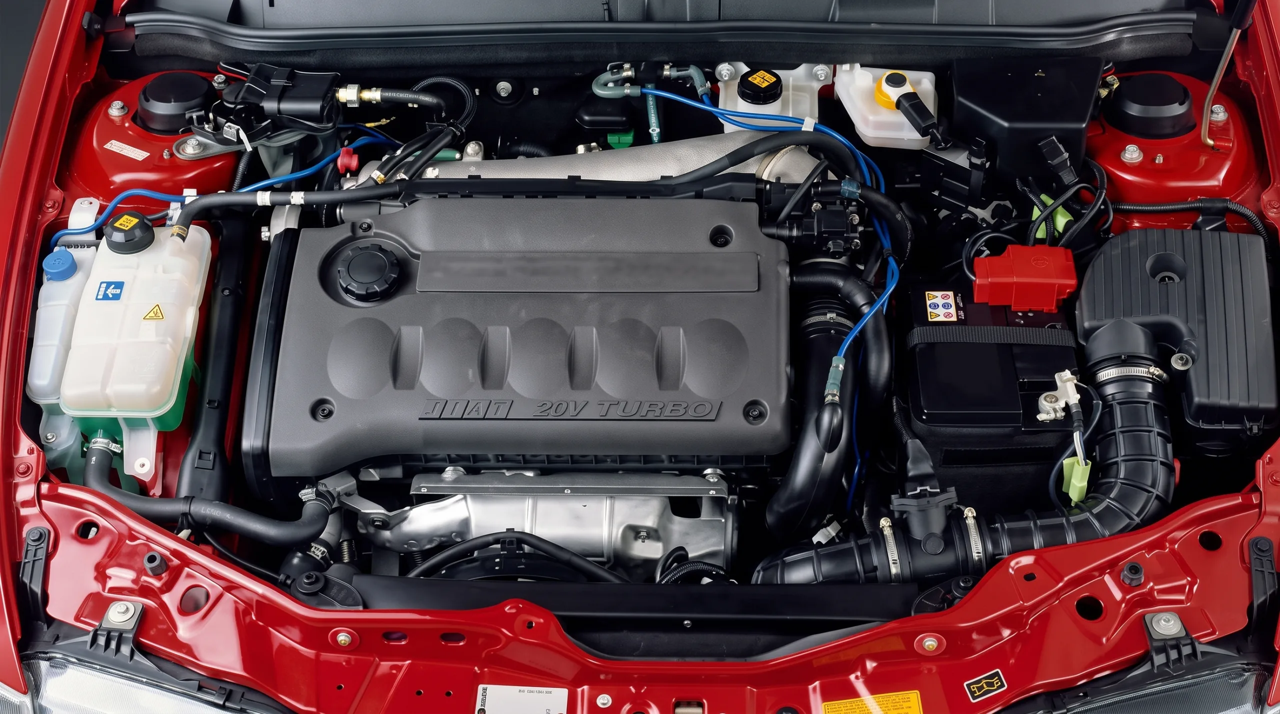 Debaixo do capô havia um 2.0 de cinco cilindros, 20 válvulas e turbina Garrett T28, com 182 cv a 6.000 rpm e 27 kgfm de torque a 2.750 rpm, números fortes para a época.