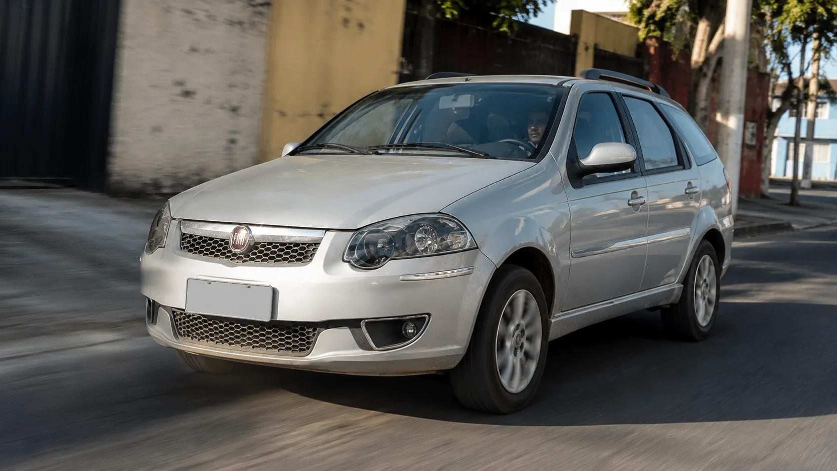 Palio Weekend Attractive 1.4 2016 aposta no conforto do dia a dia, com condução leve, espaço para família e um porta-malas que continua fazendo diferença em viagens e compras.