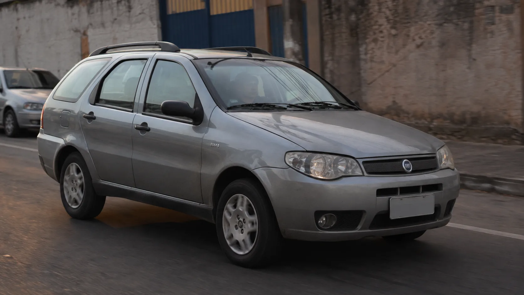 Palio Weekend HLX 1.8 2007 carrega o charme das peruas antigas, com espaço de sobra, motor disposto e aquela sensação de carro simples que resolve a rotina sem fazer cerimônia.