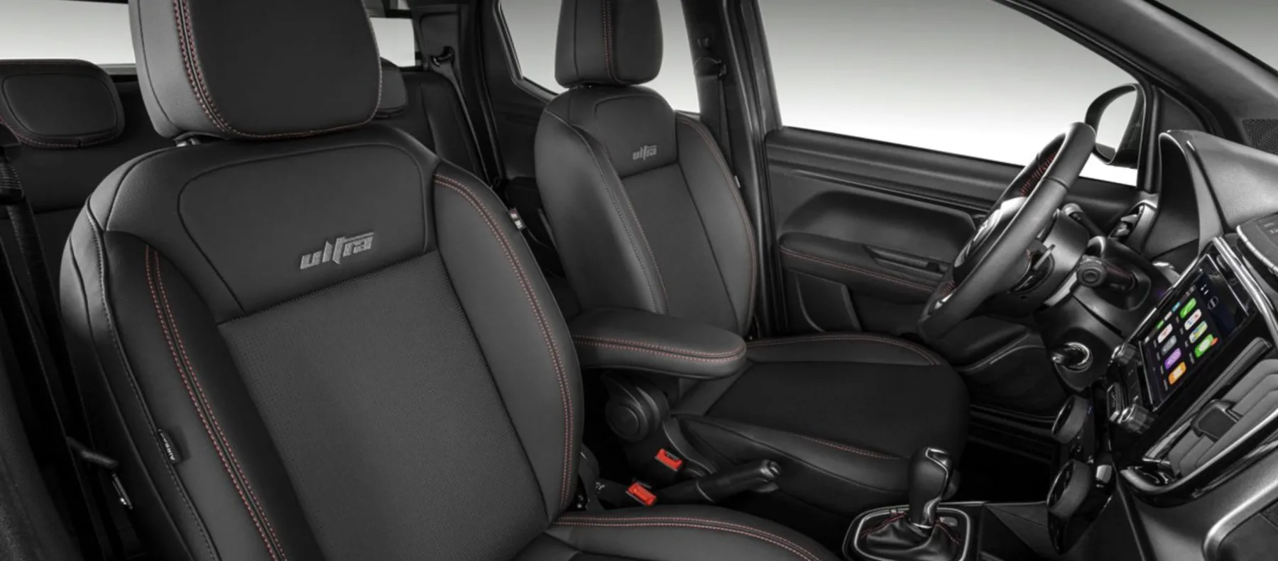 Airbags, controles eletrônicos, câmera de ré, multimídia e carregador por indução deixam a picape mais segura, prática e agradável no dia a dia.