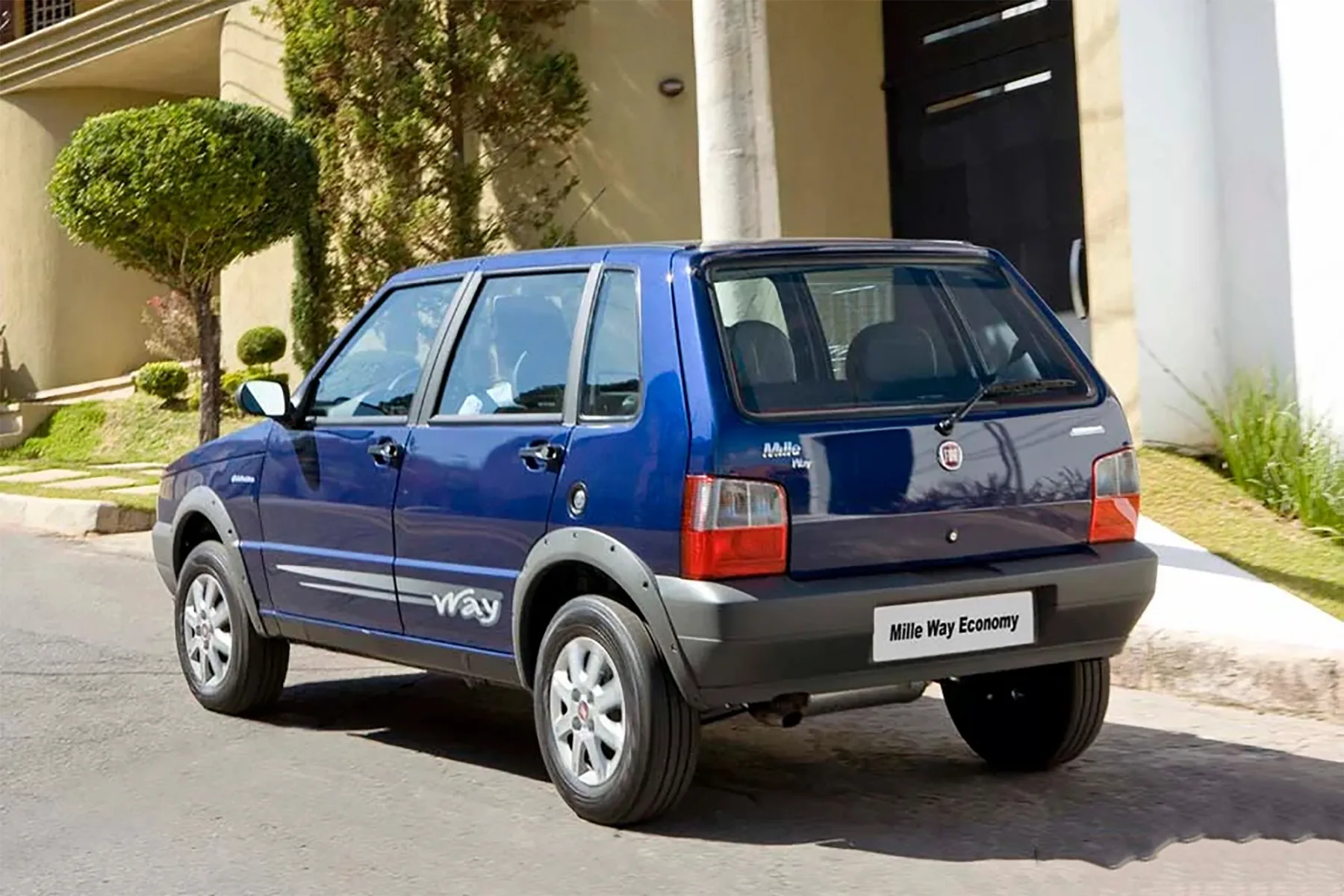 Na gasolina, o consumo chega a 12,1 km/l na cidade e 13,6 km/l na estrada, enquanto o tanque de 50 litros permite autonomia rodoviária de até 680 km por abastecimento.