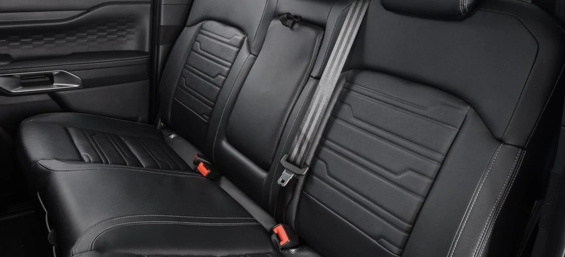 A cabine leva cinco pessoas com espaço e conforto, enquanto a caçamba de 1.250 litros suporta até 1.023 kg para trabalho, viagem ou lazer.