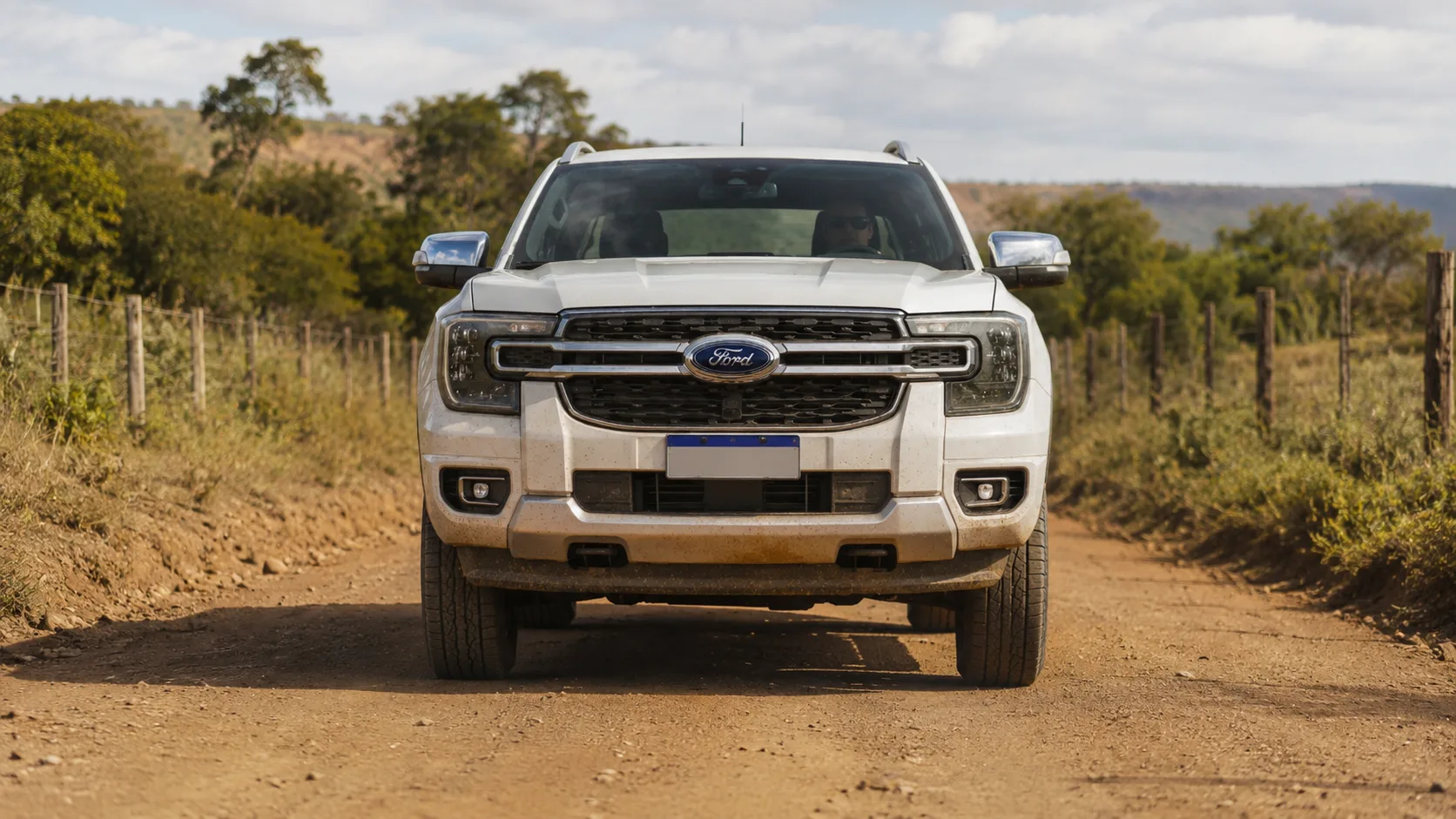 O V6 turbodiesel de 250 cv e 61,2 kgfm move 2,3 toneladas com força, deixando ultrapassagens fáceis e viagens longas menos cansativas.