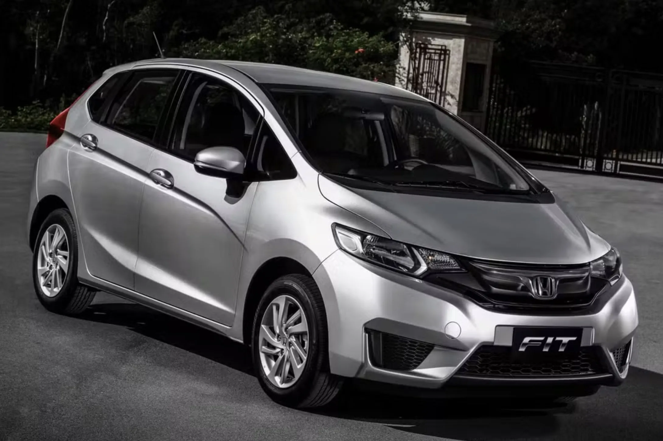 Honda Fit DX 2015: encontrado perto de R$ 59.900, traz motor 1.5 de 116 cv, CVT e uma terceira geração mais rápida, refinada e eficiente, sem abandonar a praticidade.