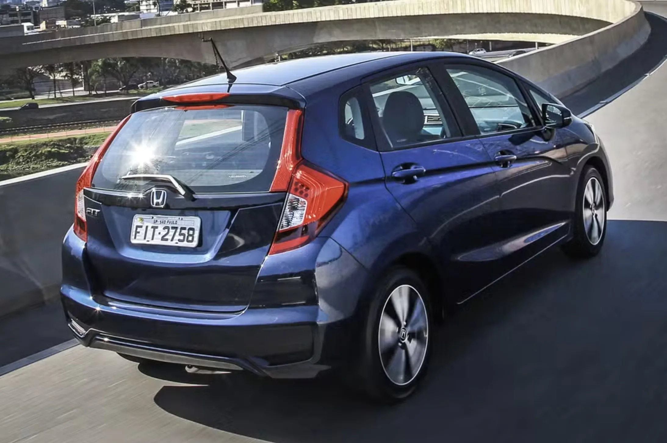 Honda Fit EXL 2015 a 2021: por cerca de R$ 63.900, é o Fit que decidiu vestir terno, com couro, ar digital, multimídia e mais segurança, mas cobrando caro pela fama.