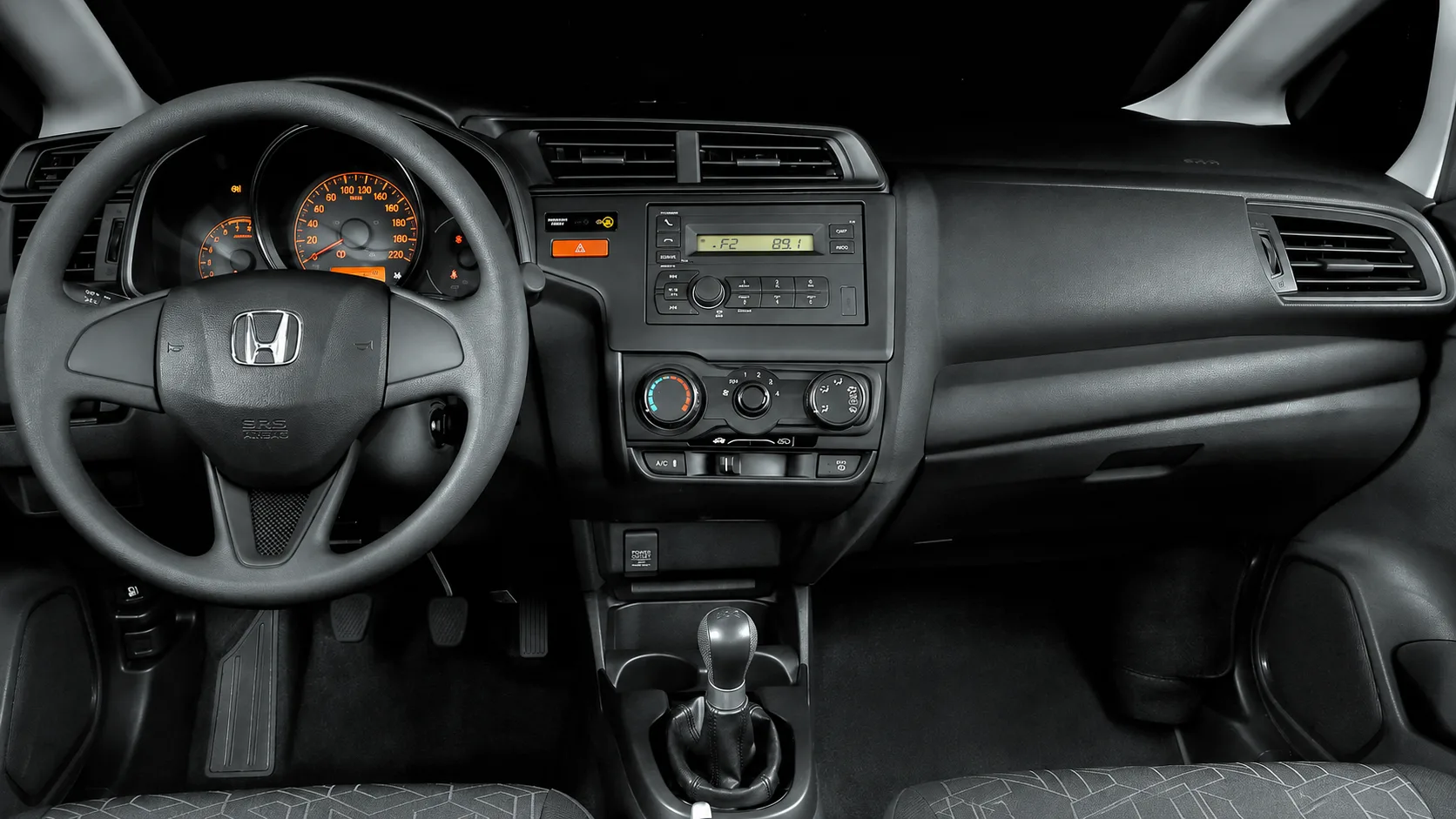 A versão manual vai de 0 a 100 km/h em cerca de 11 segundos e chega a 175 km/h; no CVT, a aceleração leva por volta de 12 segundos e a máxima fica em 172 km/h.