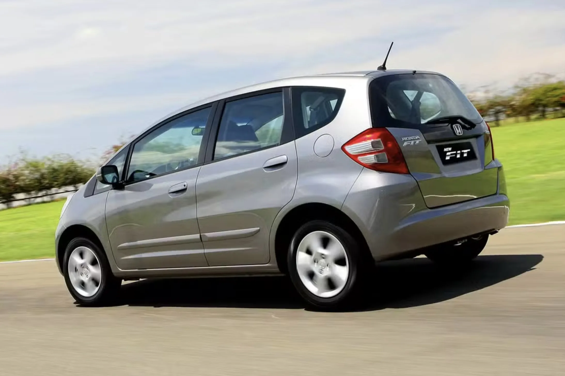 Honda Fit LX 2009 a 2012: por volta de R$ 39.900, ganhou mais espaço, melhor acabamento e câmbio automático de cinco marchas, ficando muito mais civilizado sem perder a simplicidade.