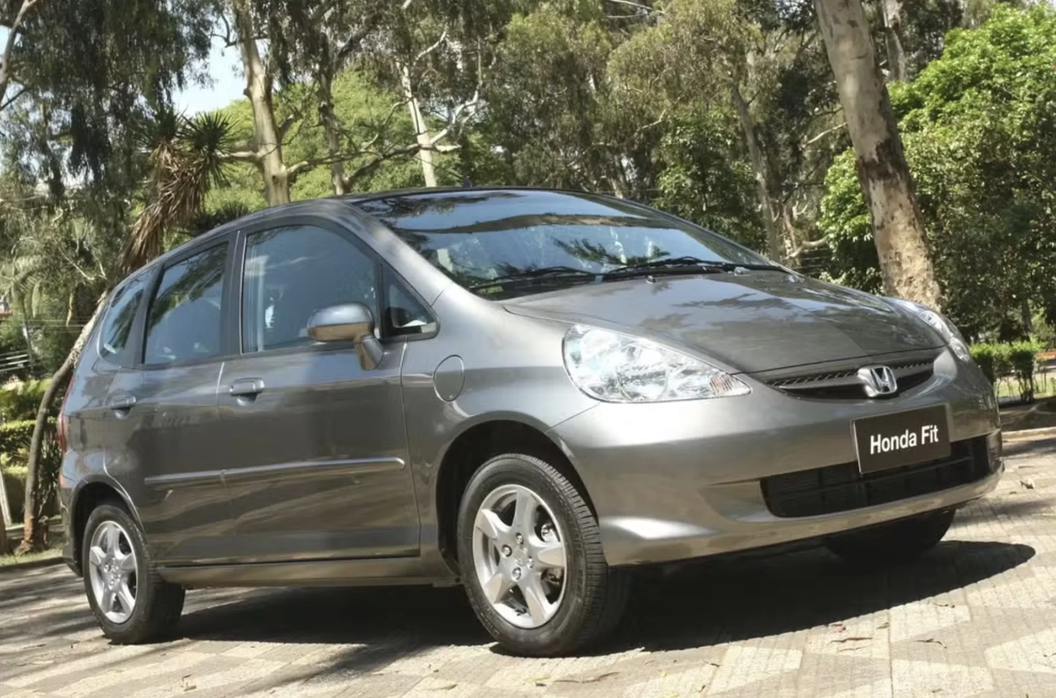 Honda Fit LXL 2007 e 2008: custa cerca de R$ 30.900, é lento sem vergonha, mas compensa com espaço absurdo, Magic Seat e uma mecânica que costuma rir da idade.