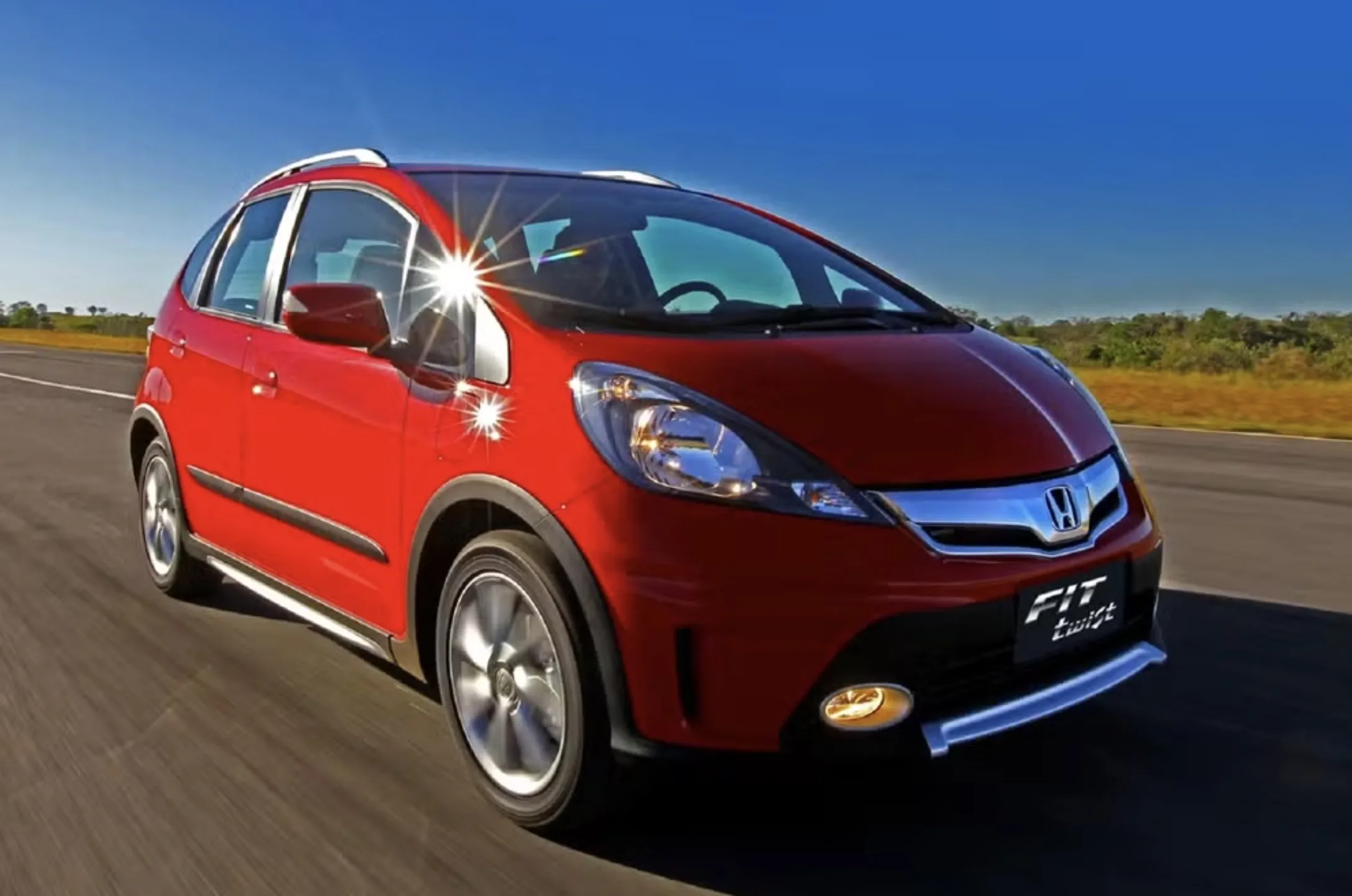 Honda Fit Twist 2013 e 2014: custa perto de R$ 52.990 e parece pronto para uma trilha que nunca fará, mas entrega motor 1.5 de 116 cv, bom espaço e visual bem menos comportado.