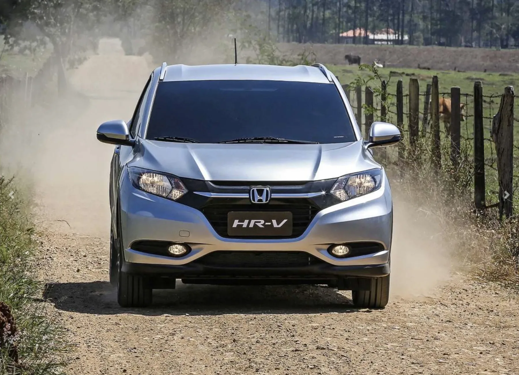 O Honda HR-V LX 1.8 AT 2016 envelheceu sem perder o jeito de carro familiar: posição alta, cabine prática e condução tranquila continuam sendo seus maiores trunfos.