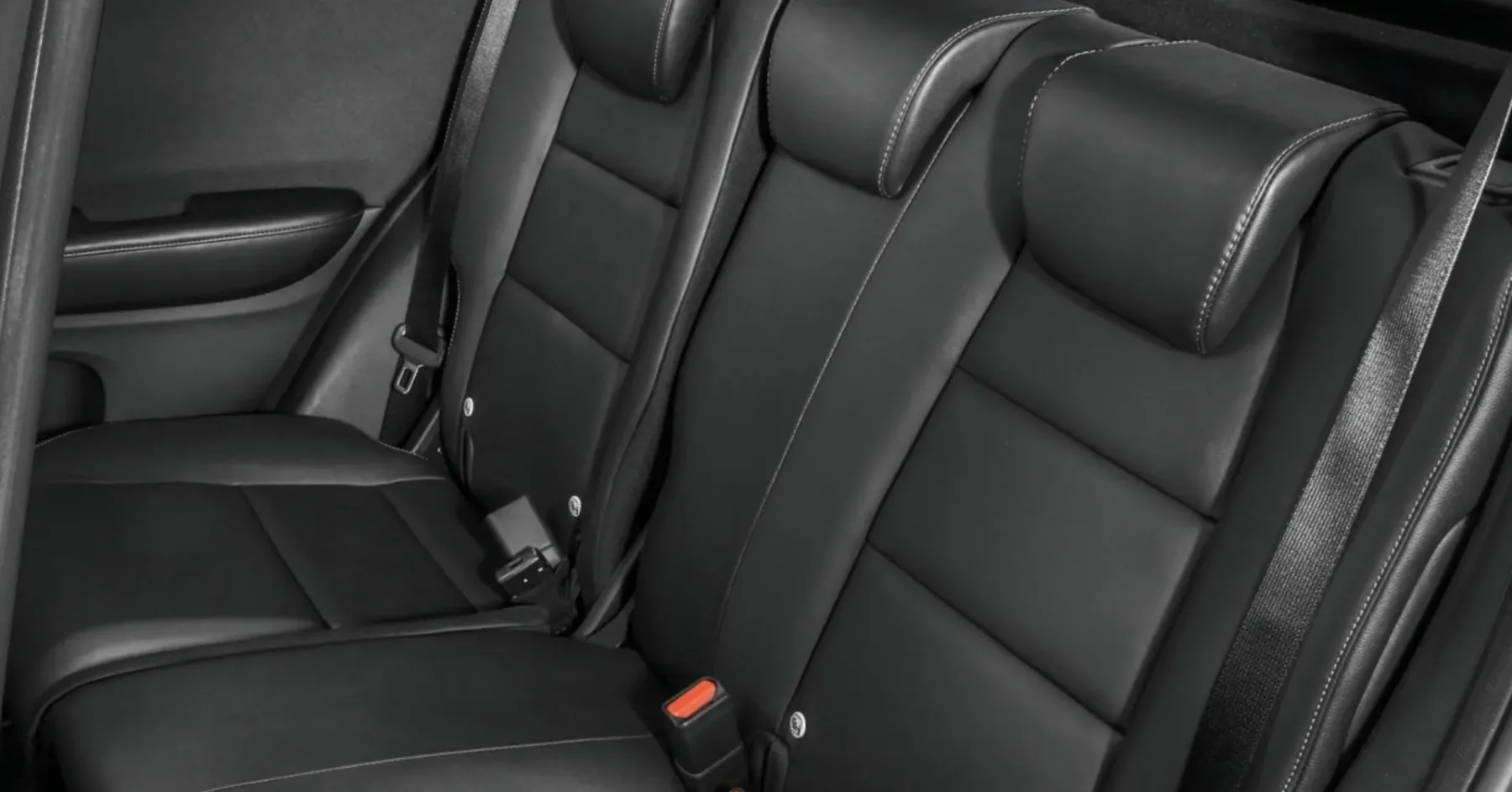 A cabine acomoda cinco pessoas e oferece banco traseiro rebatível, direção elétrica, Auto Hold, freio de estacionamento eletrônico e comandos simples de usar no dia a dia.