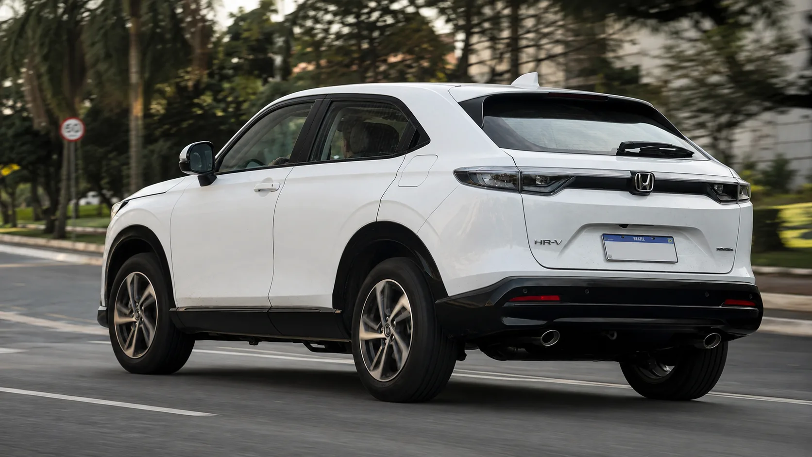 O Honda HR-V Touring 2023 serve à família e ao uso diário, mas também agrada quem quer um SUV usado rápido, confortável e completo.