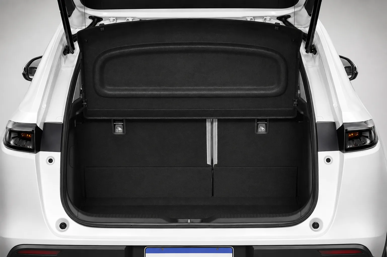 O porta-malas de 354 litros dá conta das compras e de viagens curtas, mas uma família com malas grandes precisa aproveitar cada canto disponível.