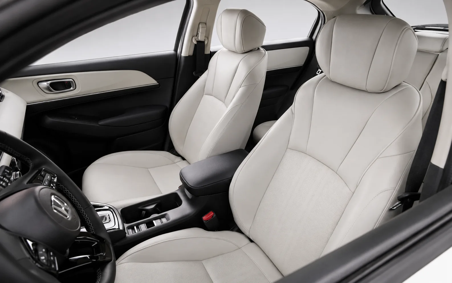 Seis airbags, ACC, frenagem autônoma, assistente de faixa, ar de duas zonas e carregador por indução deixam a rotina mais fácil e segura.