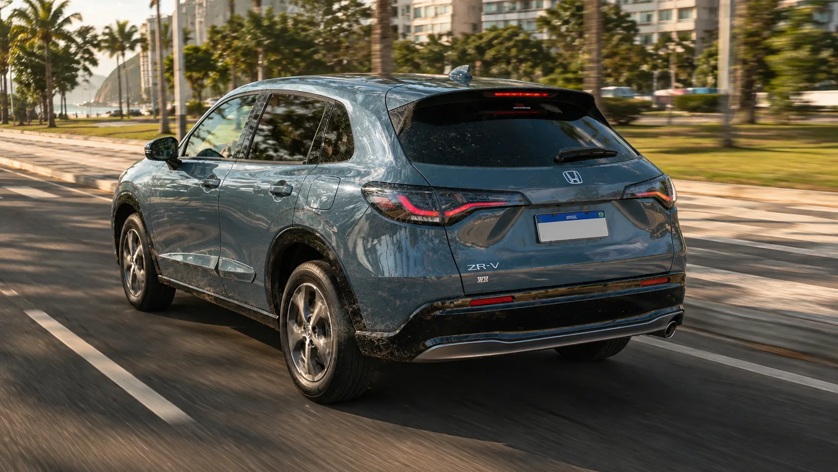 O ZR-V chegou ao Brasil no fim de 2023 apenas na versão Touring, então o comprador encontra um pacote fechado de conforto e segurança, sem versões básicas para confundir.