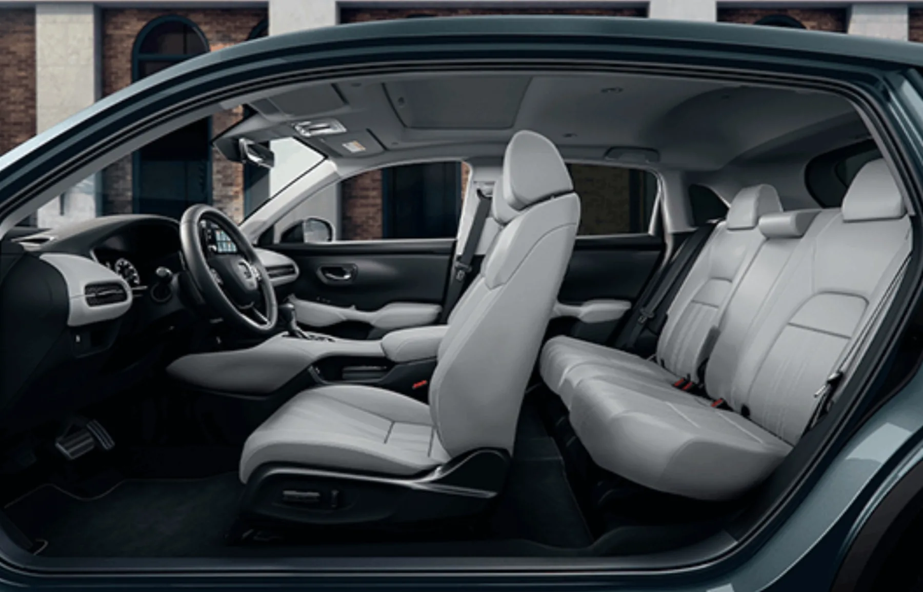 A cabine traz oito airbags, ar digital de duas zonas, teto solar, bancos de couro, ajuste elétrico do motorista e carregador de celular por indução no console central.
