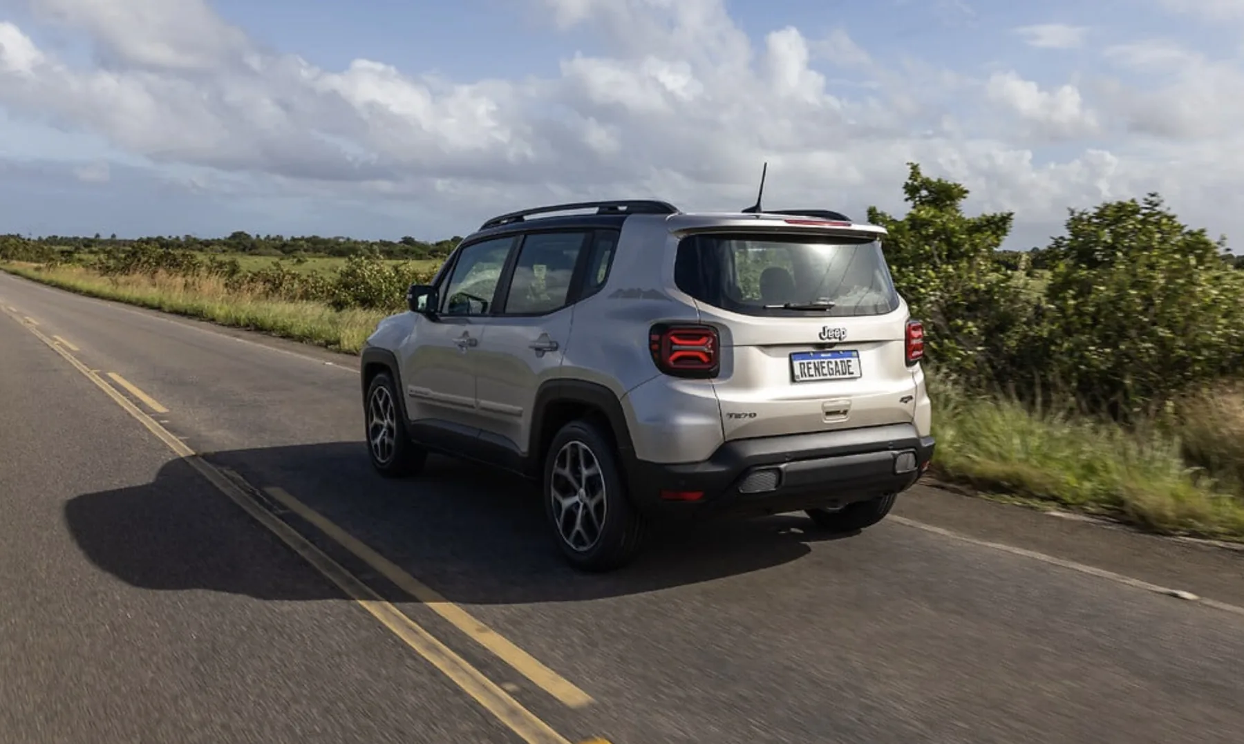 O Renegade Sahara 2025 serve bem a quem quer conforto, segurança e força no uso diário, mas exige atenção ao espaço para bagagens.