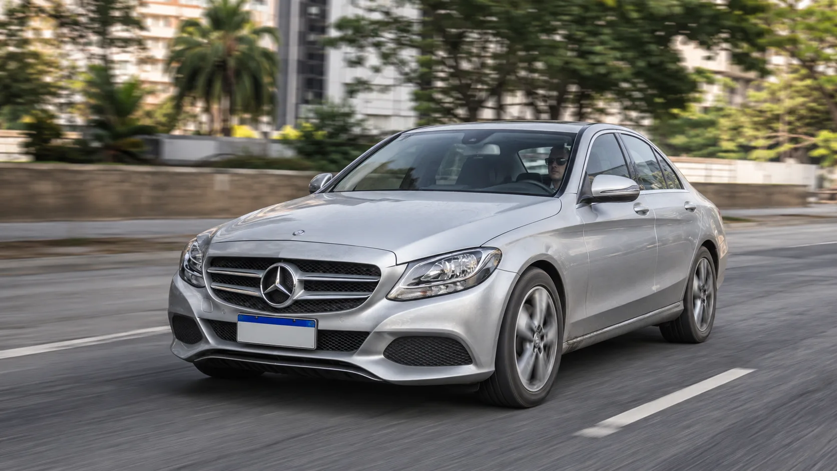 Mercedes-Benz C180 Avantgarde 1.6 turbo flex 2016 a 2018: silenciosa, firme e elegante, faz até um trajeto banal ganhar clima de viagem importante, com conforto que convida a rodar mais.