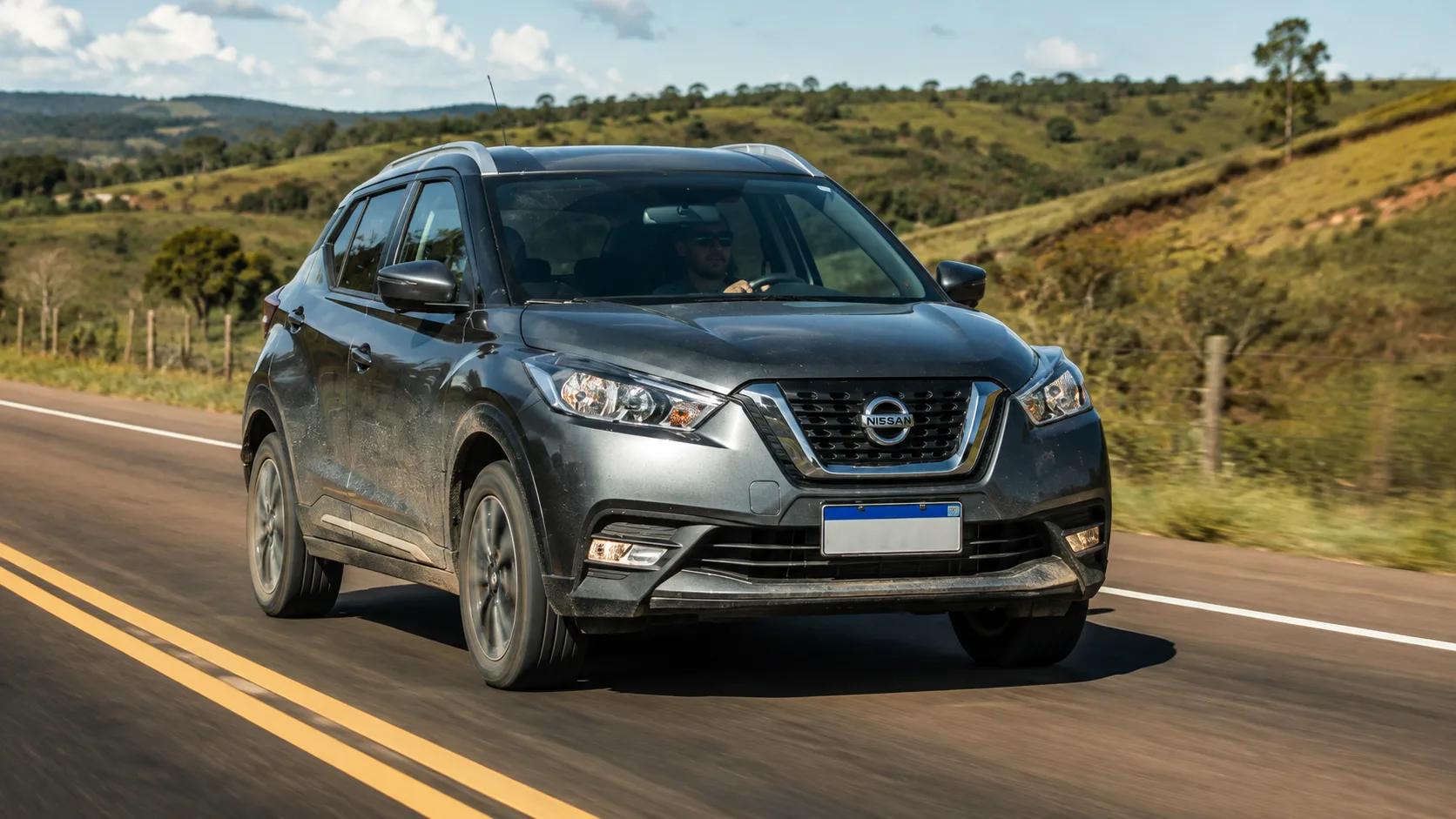 Nissan Kicks 2016, versão 1.6 CVT de 114 cv, aparece no mercado de usados a partir de R$ 60 mil, com espaço interno amplo e motor ainda usado pela Nissan.