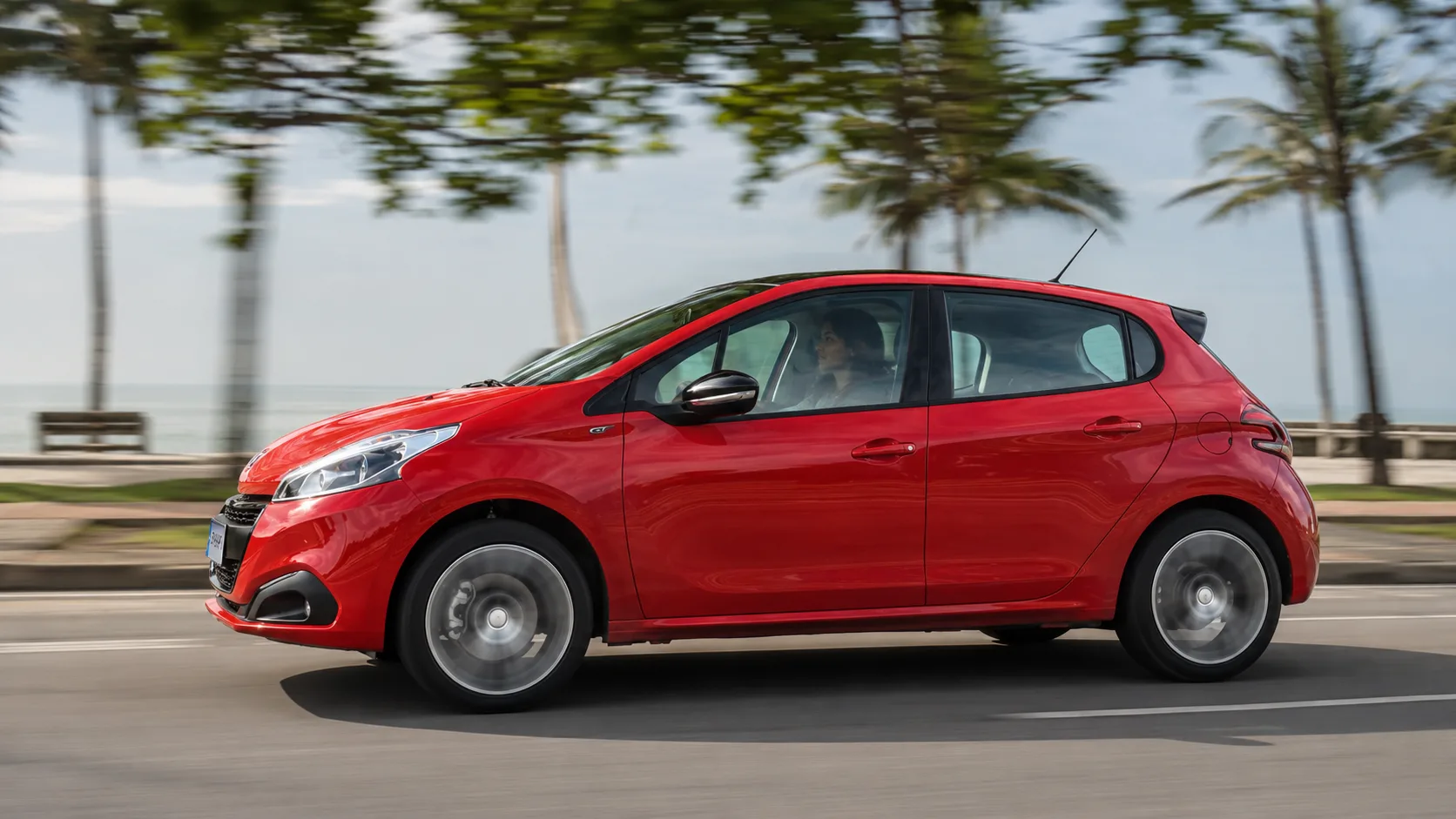 Peugeot 208 GT 2016: parece um hatch comportado até o 1.6 turbo de 173 cv acordar, então vira um pequeno francês nervoso que exige mãos firmes e estrada livre.