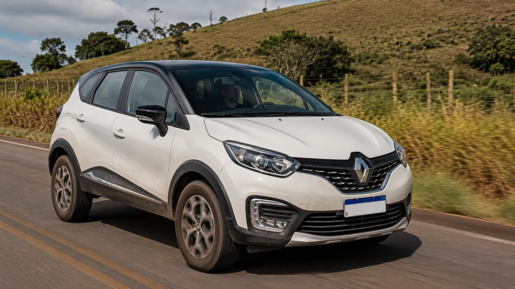 Renault Captur 2017, versão 1.6 CVT de 120 cv, aparece no mercado usado a partir de R$ 60 mil, enquanto a opção 2.0 entrega 148 cv e câmbio automático.